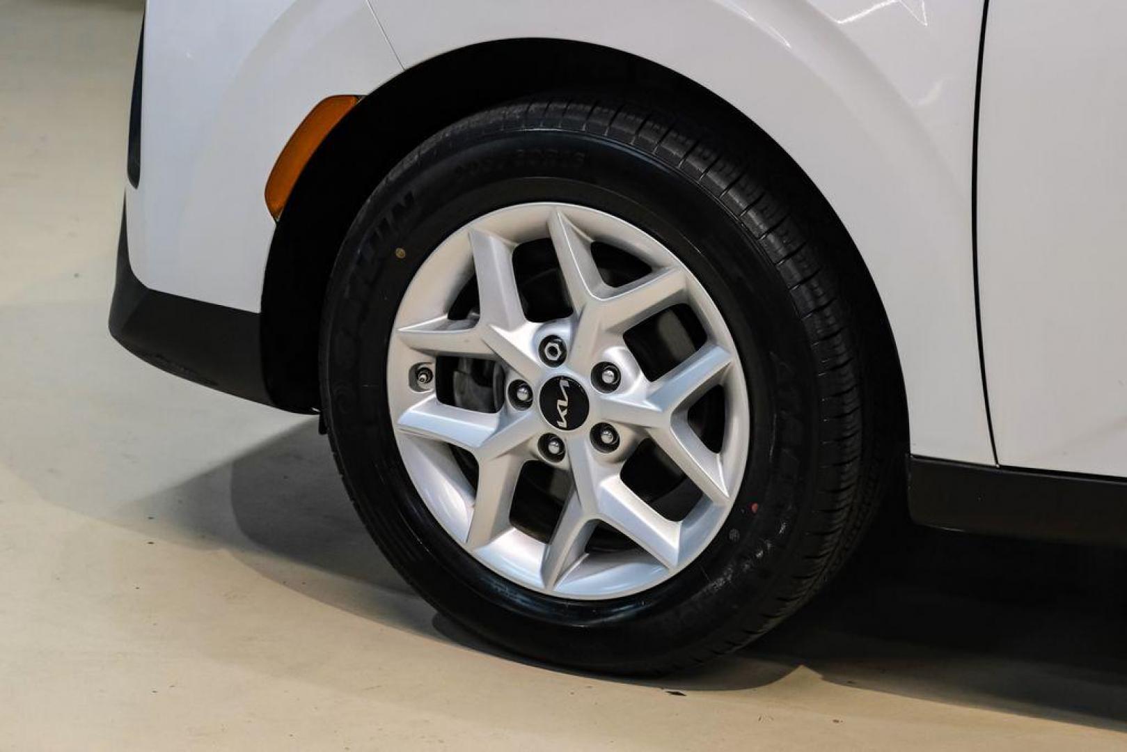 2021 Snow White Pearl /Black Kia Soul S (KNDJ23AUXM7) with an 2.0L I4 MPI DOHC 16V LEV3-SULEV30 147hp engine, CVT transmission, located at 15300 Midway Rd., Addison, TX, 75001, (972) 702-0011, 32.958321, -96.838074 - Photo#50