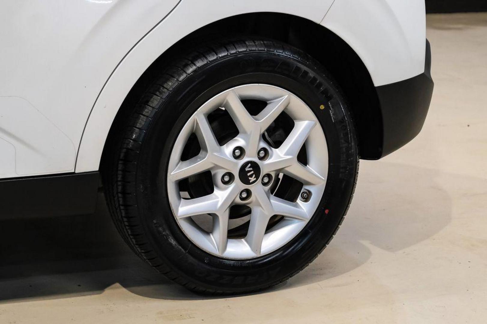 2021 Snow White Pearl /Black Kia Soul S (KNDJ23AUXM7) with an 2.0L I4 MPI DOHC 16V LEV3-SULEV30 147hp engine, CVT transmission, located at 15300 Midway Rd., Addison, TX, 75001, (972) 702-0011, 32.958321, -96.838074 - Photo#51