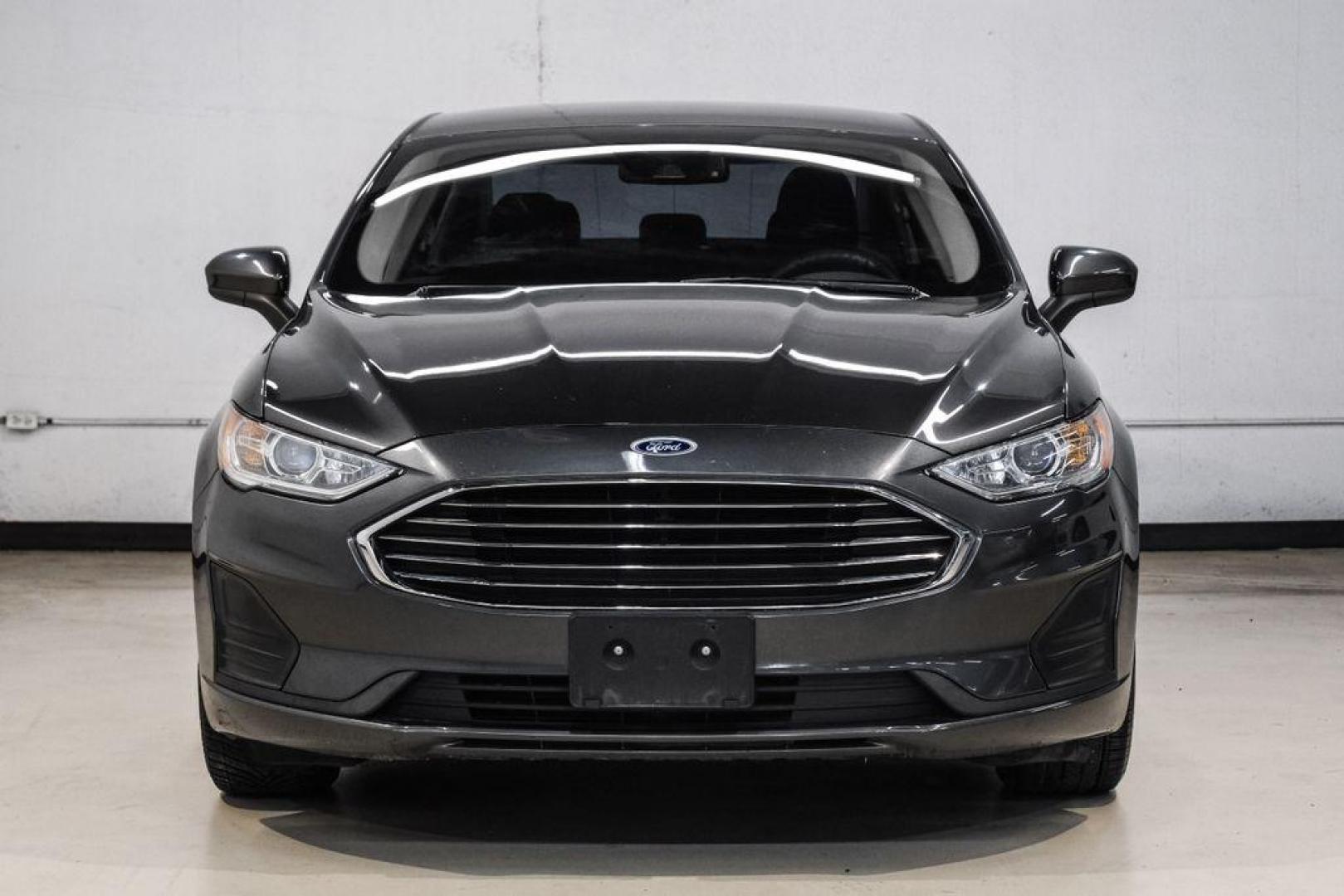 2020 Magnetic /Ebony Ford Fusion SE (3FA6P0HD5LR) with an 1.5L EcoBoost engine, Automatic transmission, located at 15300 Midway Rd., Addison, TX, 75001, (972) 702-0011, 32.958321, -96.838074 - Photo#4