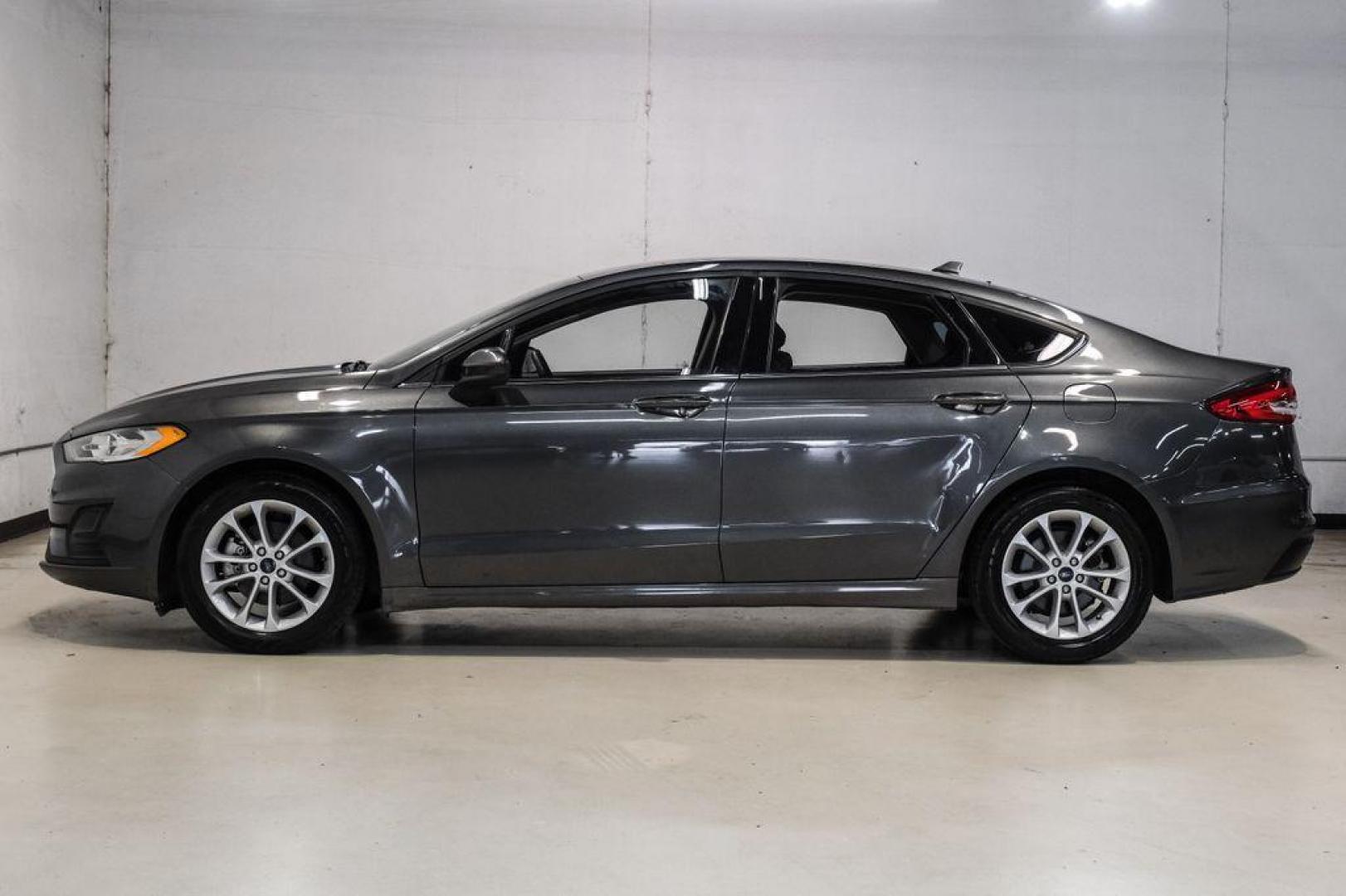 2020 Magnetic /Ebony Ford Fusion SE (3FA6P0HD5LR) with an 1.5L EcoBoost engine, Automatic transmission, located at 15300 Midway Rd., Addison, TX, 75001, (972) 702-0011, 32.958321, -96.838074 - Photo#9