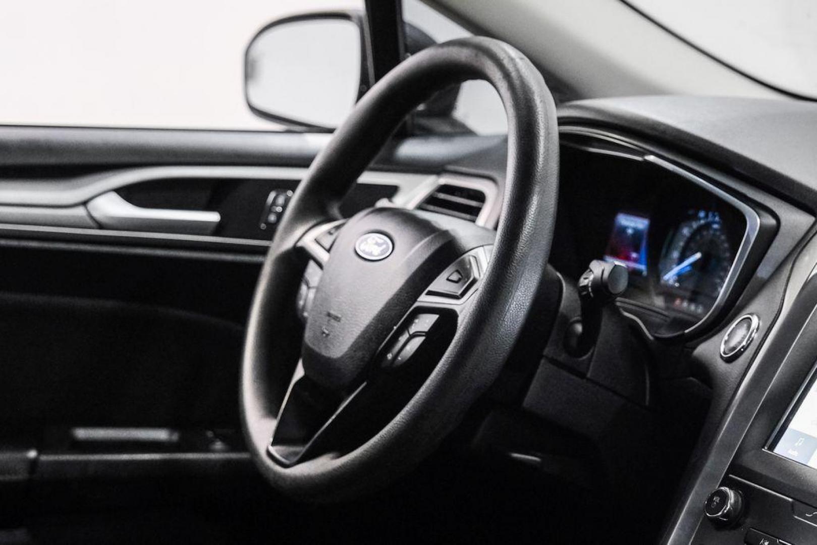 2020 Magnetic /Ebony Ford Fusion SE (3FA6P0HD5LR) with an 1.5L EcoBoost engine, Automatic transmission, located at 15300 Midway Rd., Addison, TX, 75001, (972) 702-0011, 32.958321, -96.838074 - Photo#14