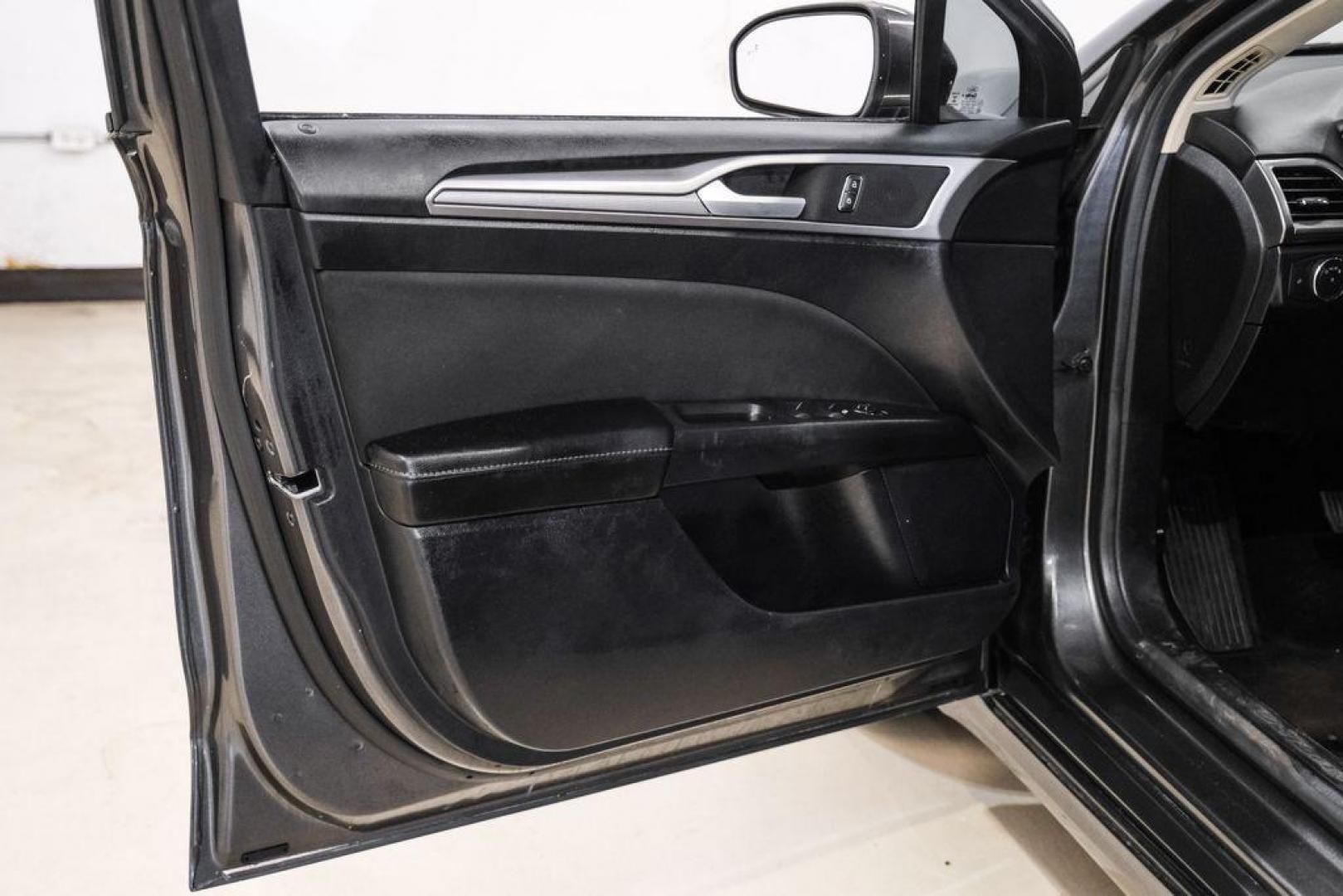 2020 Magnetic /Ebony Ford Fusion SE (3FA6P0HD5LR) with an 1.5L EcoBoost engine, Automatic transmission, located at 15300 Midway Rd., Addison, TX, 75001, (972) 702-0011, 32.958321, -96.838074 - Photo#38