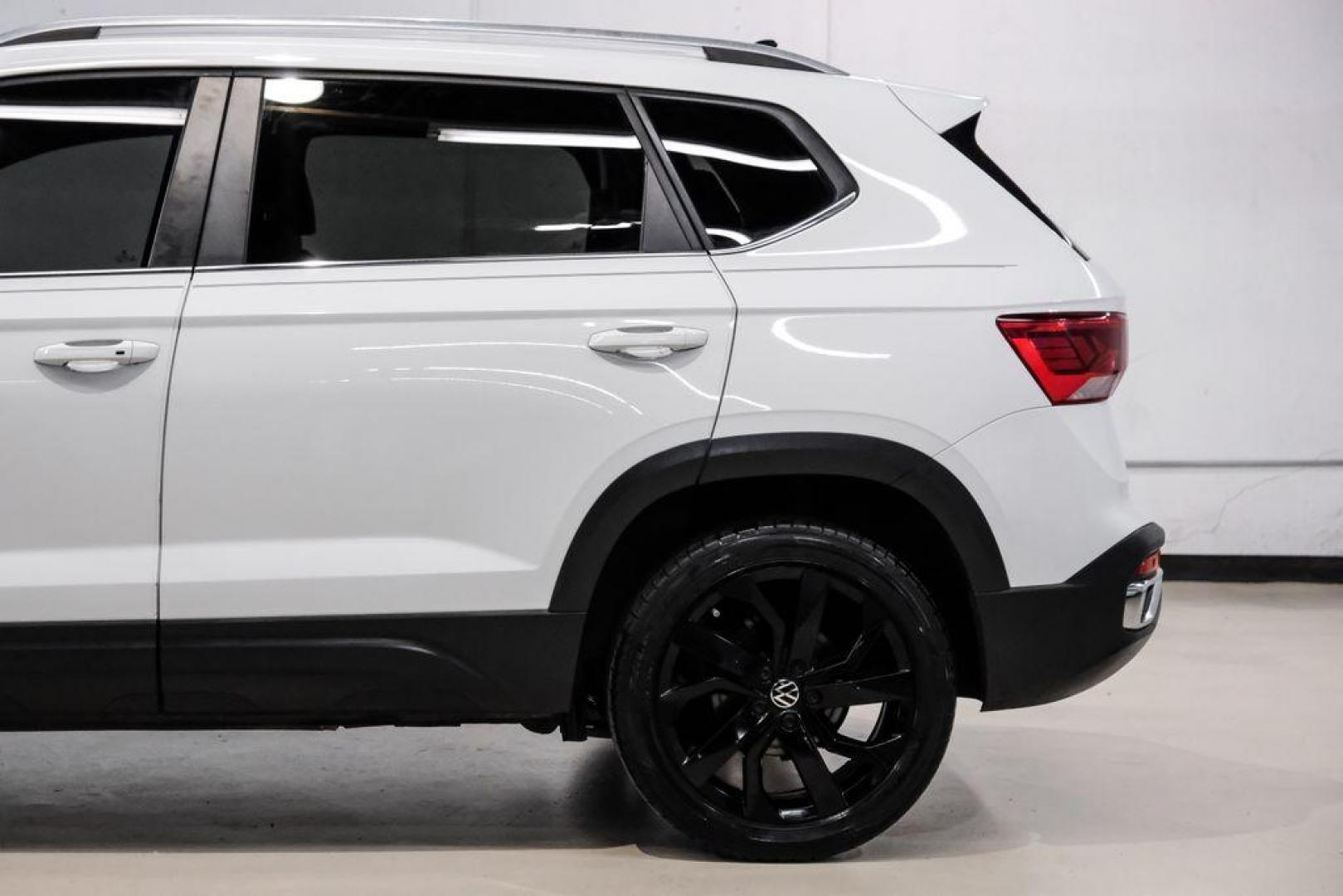 2022 Pure White /Gray/Black Volkswagen Taos 1.5T SEL (3VV1X7B28NM) with an 1.5L I4 Turbocharged DOHC 16V LEV3-SULEV30 158hp engine, Automatic transmission, located at 15300 Midway Rd., Addison, TX, 75001, (972) 702-0011, 32.958321, -96.838074 - Photo#13