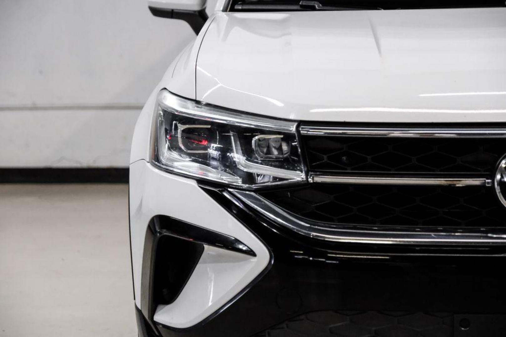 2022 Pure White /Gray/Black Volkswagen Taos 1.5T SEL (3VV1X7B28NM) with an 1.5L I4 Turbocharged DOHC 16V LEV3-SULEV30 158hp engine, Automatic transmission, located at 15300 Midway Rd., Addison, TX, 75001, (972) 702-0011, 32.958321, -96.838074 - Photo#49