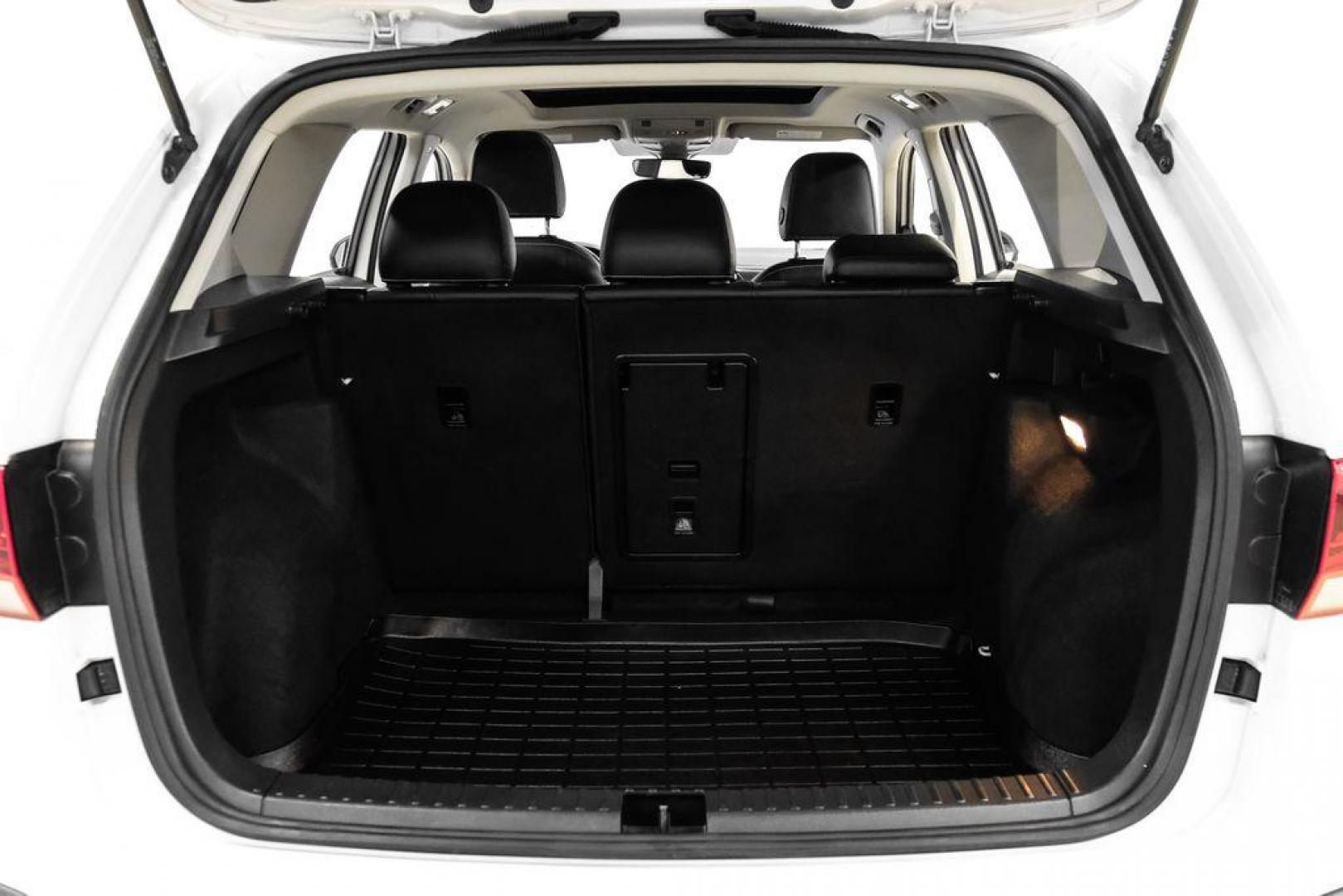 2022 Pure White /Gray/Black Volkswagen Taos 1.5T SEL (3VV1X7B28NM) with an 1.5L I4 Turbocharged DOHC 16V LEV3-SULEV30 158hp engine, Automatic transmission, located at 15300 Midway Rd., Addison, TX, 75001, (972) 702-0011, 32.958321, -96.838074 - Photo#54