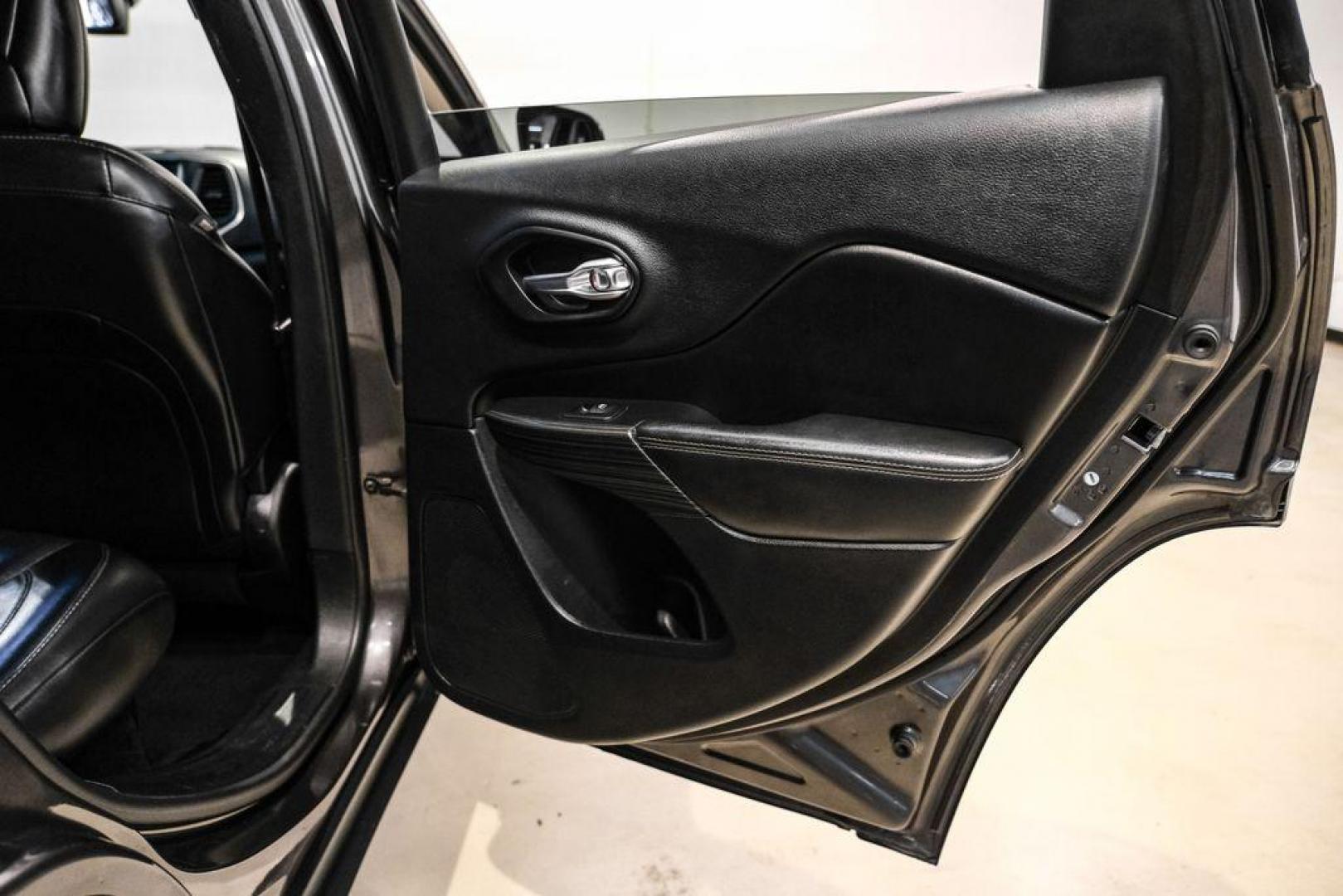 2017 Granite Crystal Metallic Clearcoat /Black Jeep Cherokee Limited (1C4PJLDB2HW) with an 2.4L 4-Cylinder SMPI SOHC engine, Automatic transmission, located at 15300 Midway Rd., Addison, TX, 75001, (972) 702-0011, 32.958321, -96.838074 - Photo#44