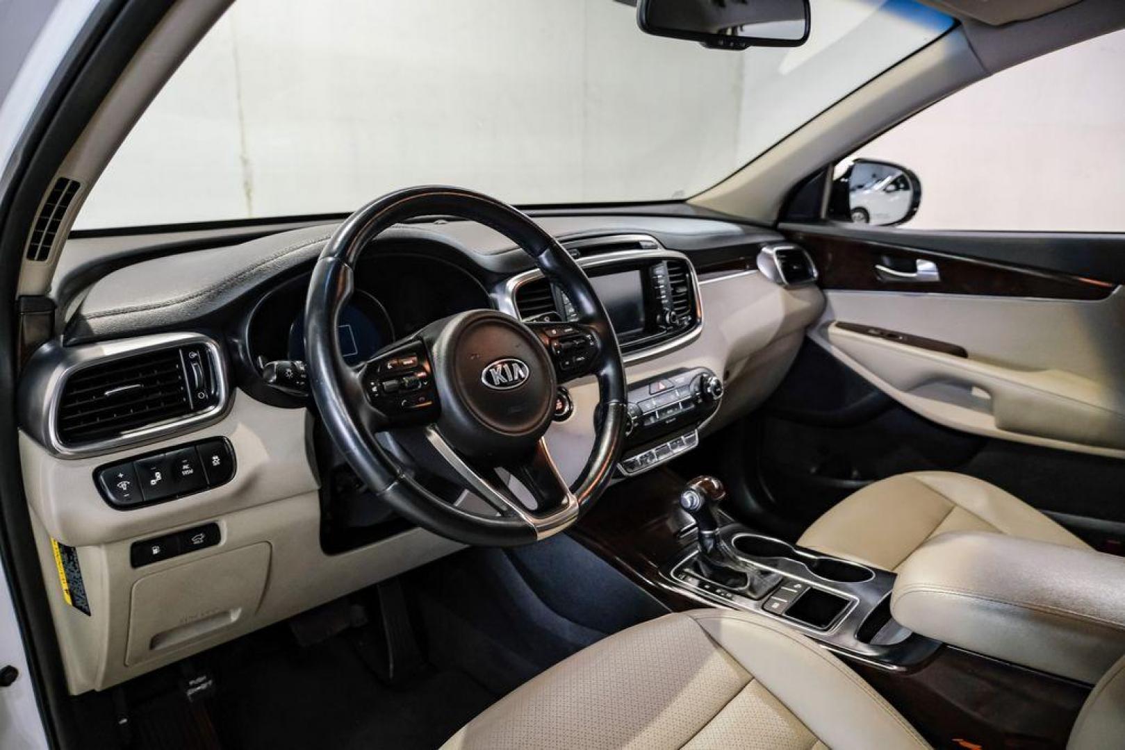 2017 Snow White Pearl /Stone Beige Kia Sorento EX (5XYPH4A52HG) with an 3.3L DOHC engine, Automatic transmission, located at 15300 Midway Rd., Addison, TX, 75001, (972) 702-0011, 32.958321, -96.838074 - Photo#2