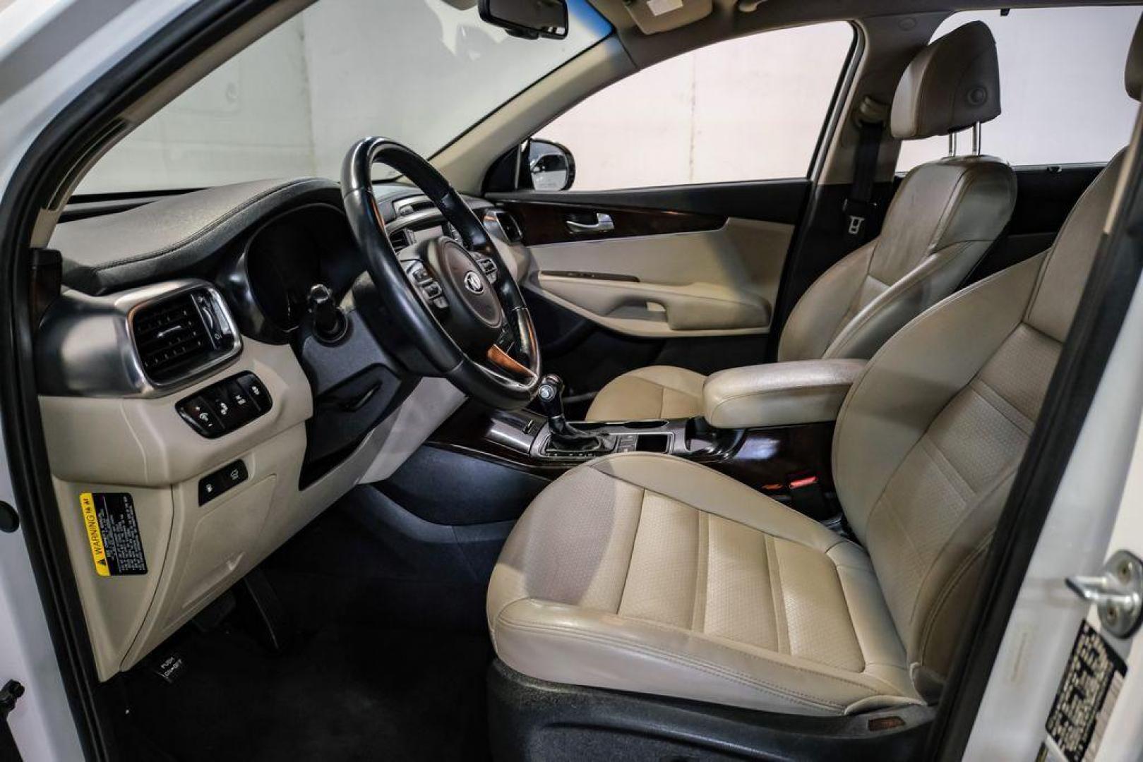 2017 Snow White Pearl /Stone Beige Kia Sorento EX (5XYPH4A52HG) with an 3.3L DOHC engine, Automatic transmission, located at 15300 Midway Rd., Addison, TX, 75001, (972) 702-0011, 32.958321, -96.838074 - Photo#3