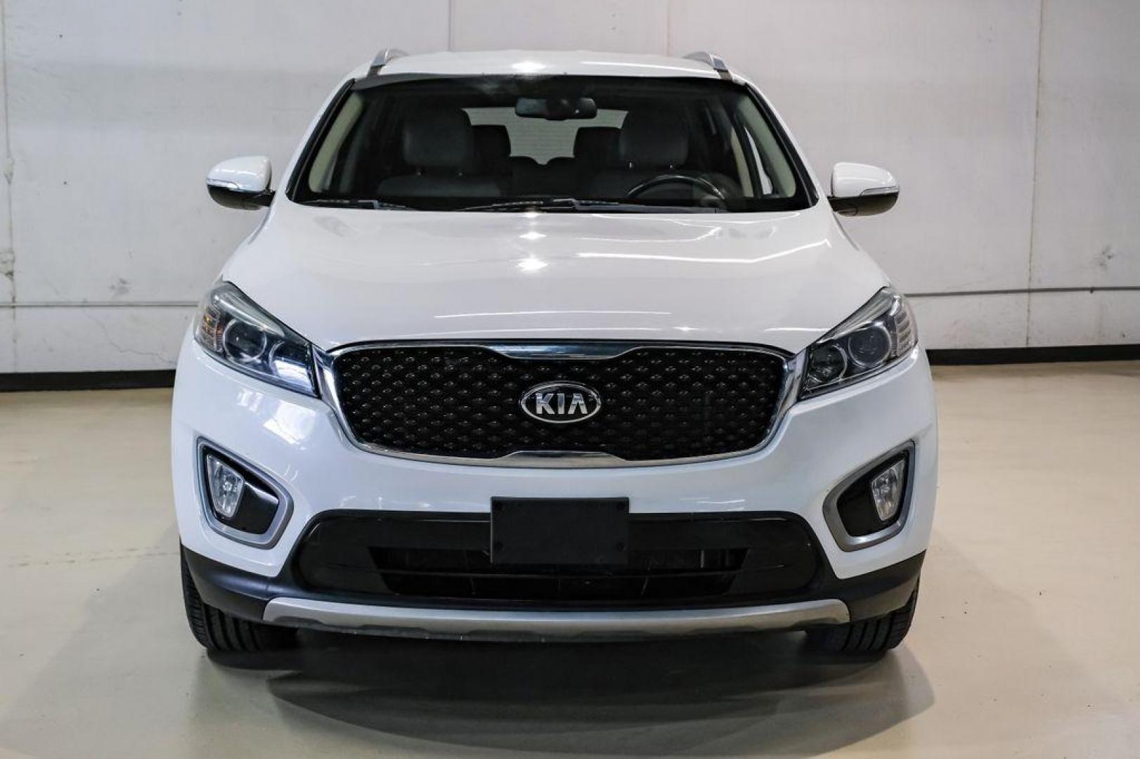 2017 Snow White Pearl /Stone Beige Kia Sorento EX (5XYPH4A52HG) with an 3.3L DOHC engine, Automatic transmission, located at 15300 Midway Rd., Addison, TX, 75001, (972) 702-0011, 32.958321, -96.838074 - Photo#4