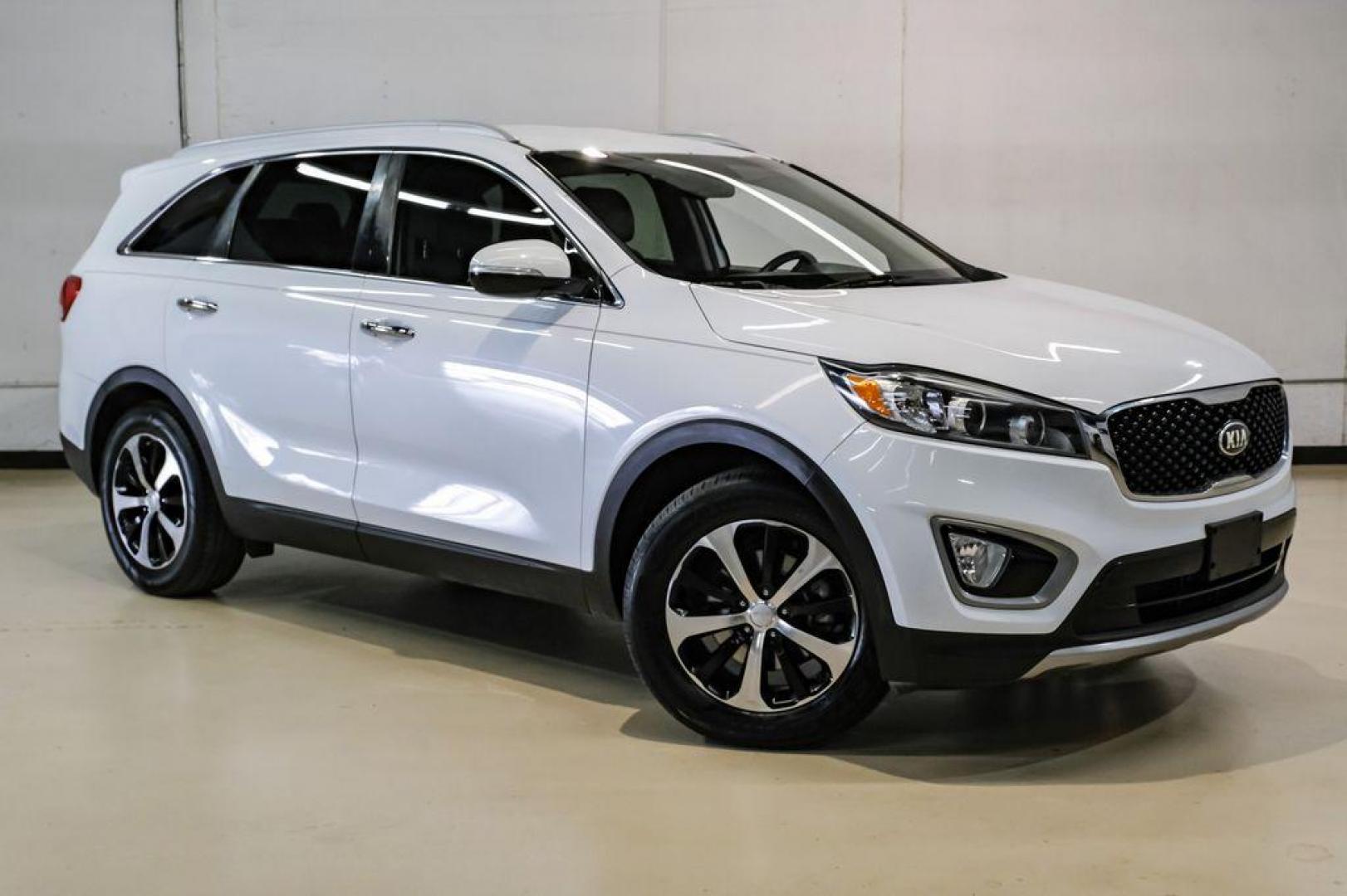 2017 Snow White Pearl /Stone Beige Kia Sorento EX (5XYPH4A52HG) with an 3.3L DOHC engine, Automatic transmission, located at 15300 Midway Rd., Addison, TX, 75001, (972) 702-0011, 32.958321, -96.838074 - Photo#5