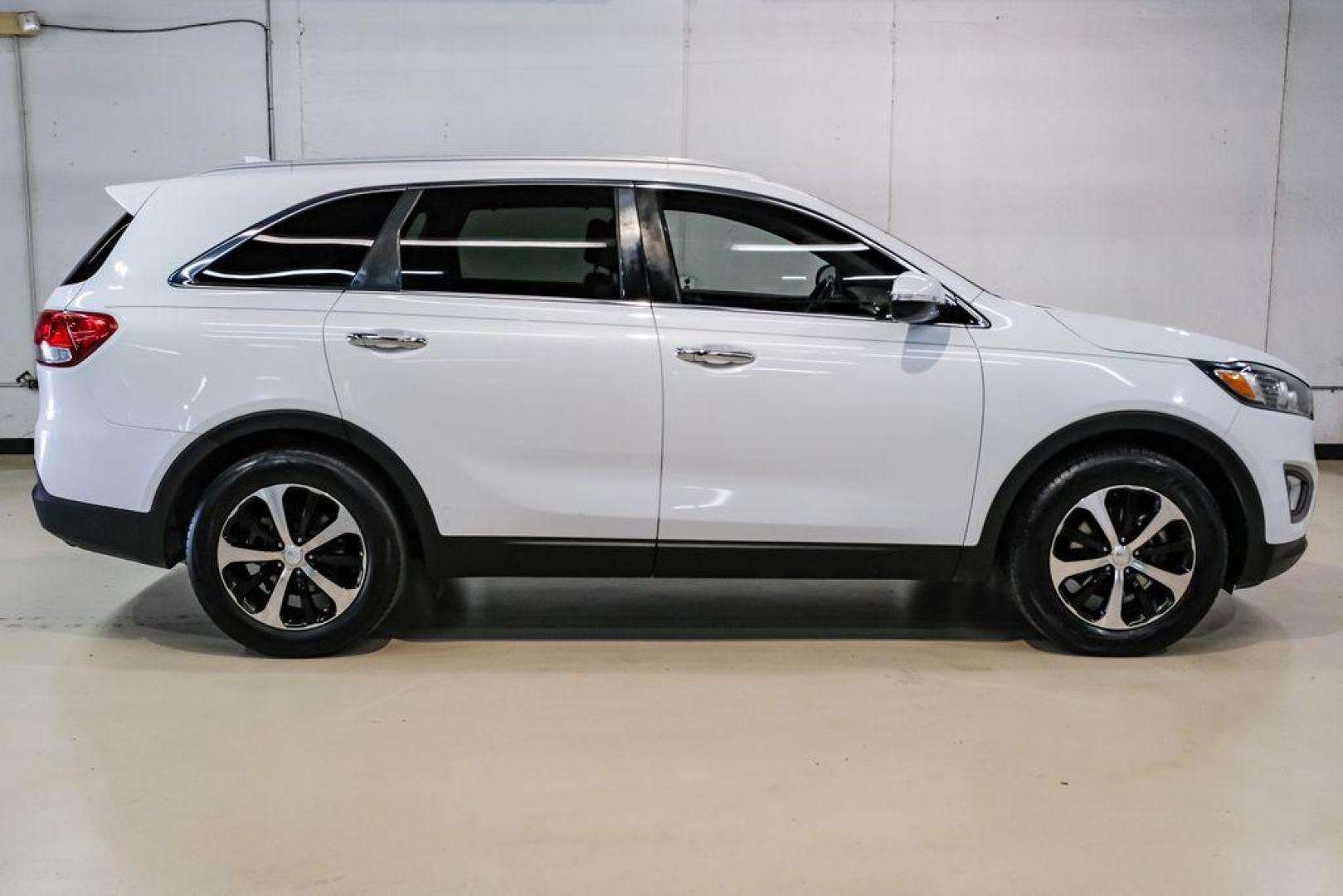 2017 Snow White Pearl /Stone Beige Kia Sorento EX (5XYPH4A52HG) with an 3.3L DOHC engine, Automatic transmission, located at 15300 Midway Rd., Addison, TX, 75001, (972) 702-0011, 32.958321, -96.838074 - Photo#6