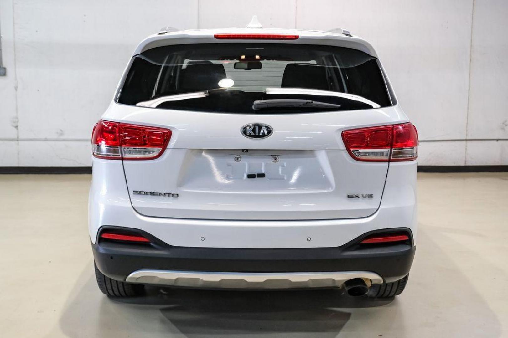 2017 Snow White Pearl /Stone Beige Kia Sorento EX (5XYPH4A52HG) with an 3.3L DOHC engine, Automatic transmission, located at 15300 Midway Rd., Addison, TX, 75001, (972) 702-0011, 32.958321, -96.838074 - Photo#8