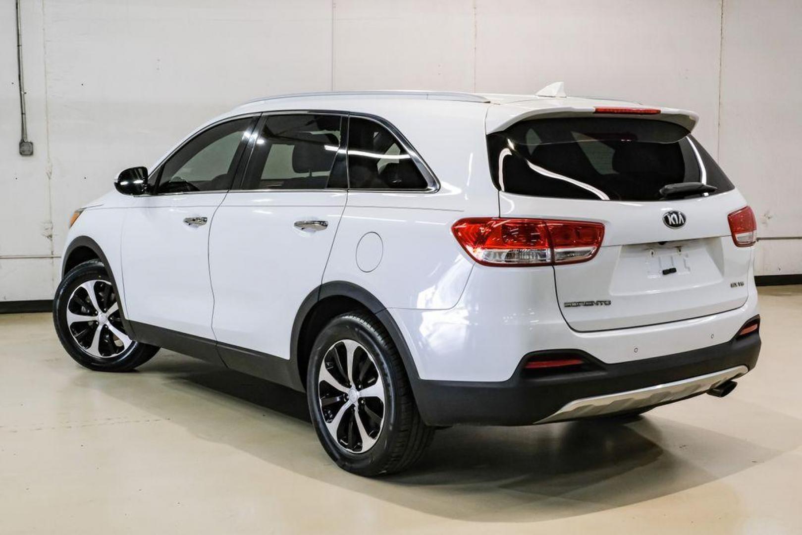 2017 Snow White Pearl /Stone Beige Kia Sorento EX (5XYPH4A52HG) with an 3.3L DOHC engine, Automatic transmission, located at 15300 Midway Rd., Addison, TX, 75001, (972) 702-0011, 32.958321, -96.838074 - Photo#9