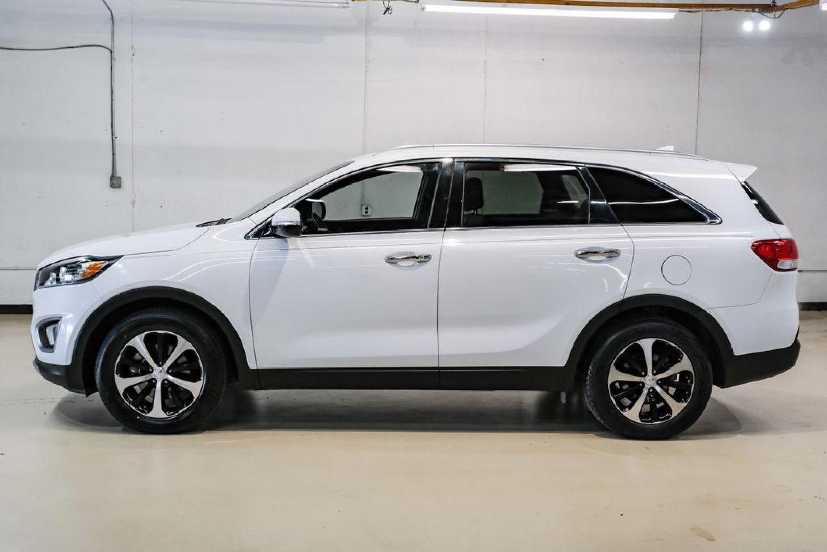 2017 Snow White Pearl /Stone Beige Kia Sorento EX (5XYPH4A52HG) with an 3.3L DOHC engine, Automatic transmission, located at 15300 Midway Rd., Addison, TX, 75001, (972) 702-0011, 32.958321, -96.838074 - Photo#10