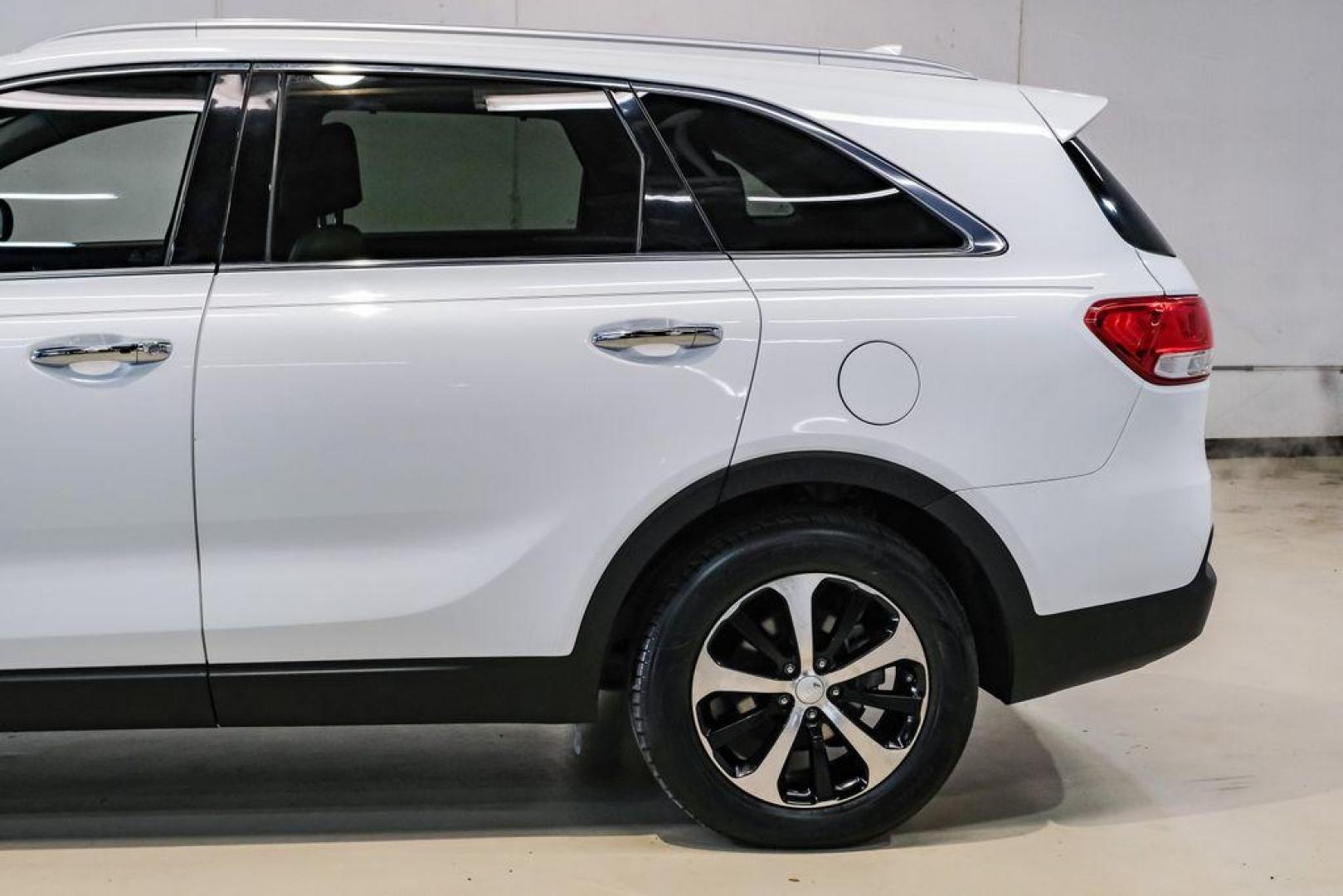 2017 Snow White Pearl /Stone Beige Kia Sorento EX (5XYPH4A52HG) with an 3.3L DOHC engine, Automatic transmission, located at 15300 Midway Rd., Addison, TX, 75001, (972) 702-0011, 32.958321, -96.838074 - Photo#12