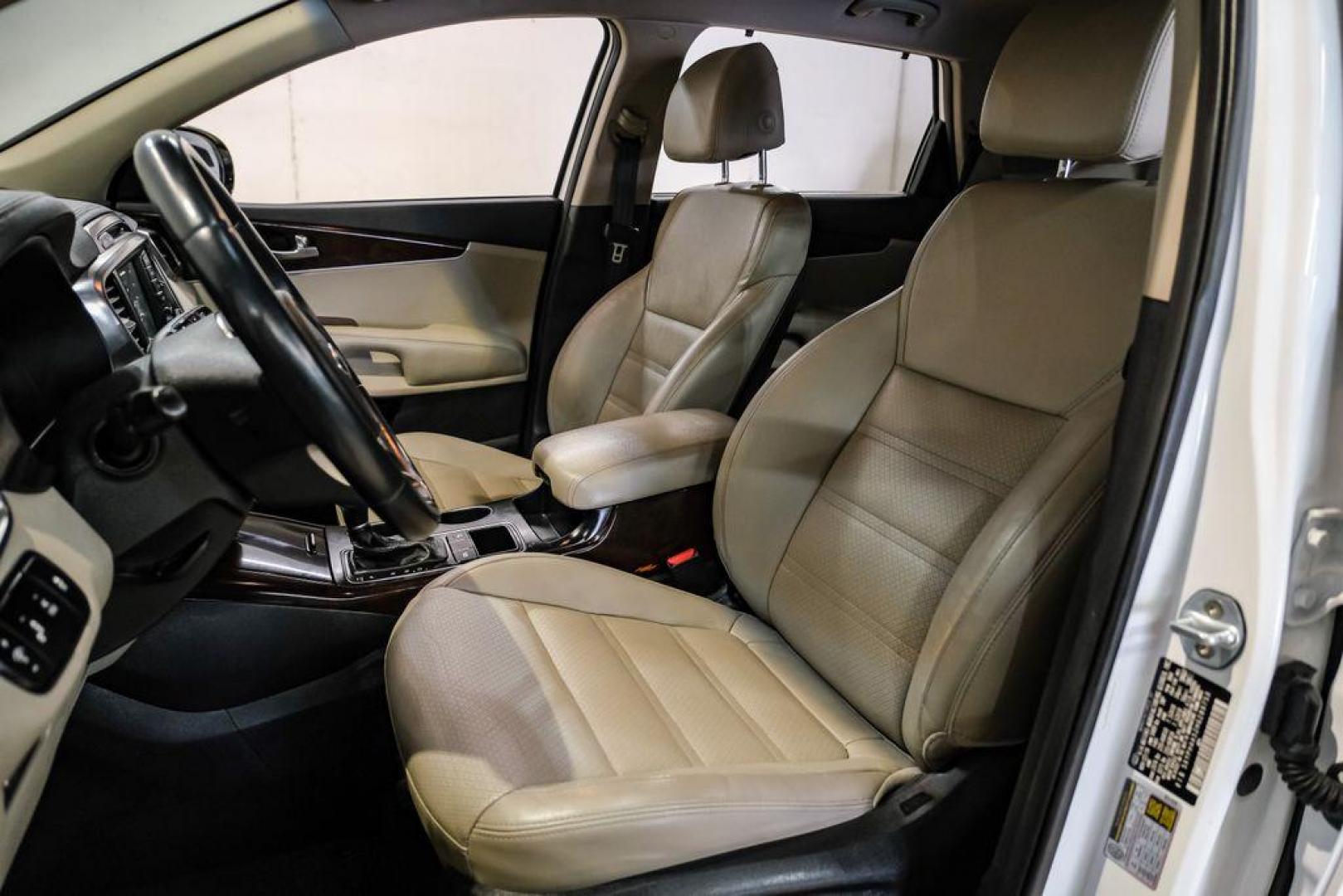 2017 Snow White Pearl /Stone Beige Kia Sorento EX (5XYPH4A52HG) with an 3.3L DOHC engine, Automatic transmission, located at 15300 Midway Rd., Addison, TX, 75001, (972) 702-0011, 32.958321, -96.838074 - Photo#32