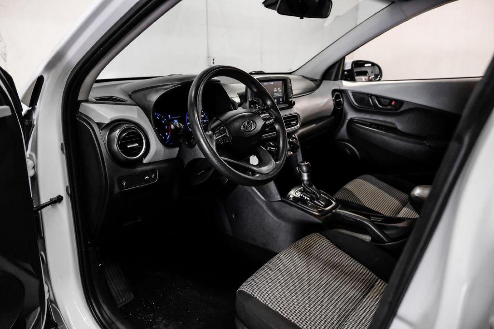 2019 White /Black Hyundai Kona SE (KM8K1CAA4KU) with an I4 engine, Automatic transmission, located at 15300 Midway Rd., Addison, TX, 75001, (972) 702-0011, 32.958321, -96.838074 - Photo#2