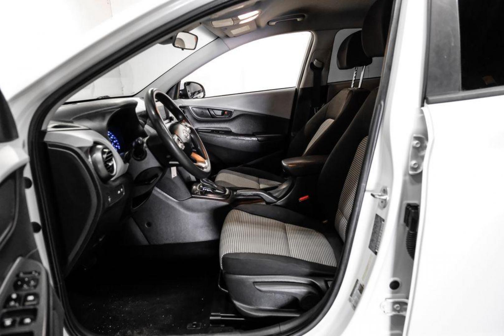 2019 White /Black Hyundai Kona SE (KM8K1CAA4KU) with an I4 engine, Automatic transmission, located at 15300 Midway Rd., Addison, TX, 75001, (972) 702-0011, 32.958321, -96.838074 - Photo#3