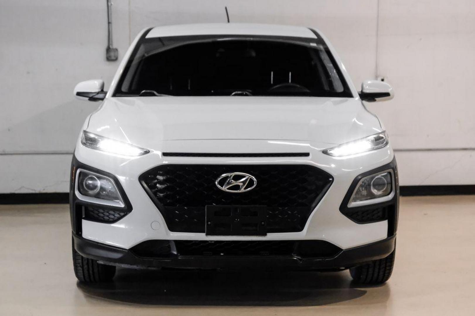 2019 White /Black Hyundai Kona SE (KM8K1CAA4KU) with an I4 engine, Automatic transmission, located at 15300 Midway Rd., Addison, TX, 75001, (972) 702-0011, 32.958321, -96.838074 - Photo#4