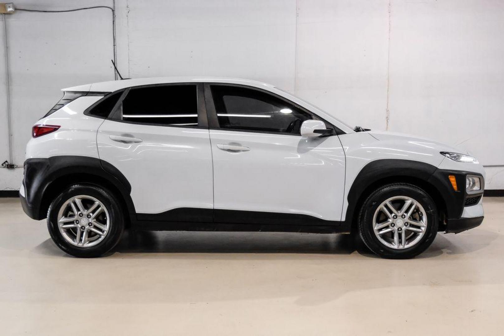 2019 White /Black Hyundai Kona SE (KM8K1CAA4KU) with an I4 engine, Automatic transmission, located at 15300 Midway Rd., Addison, TX, 75001, (972) 702-0011, 32.958321, -96.838074 - Photo#5