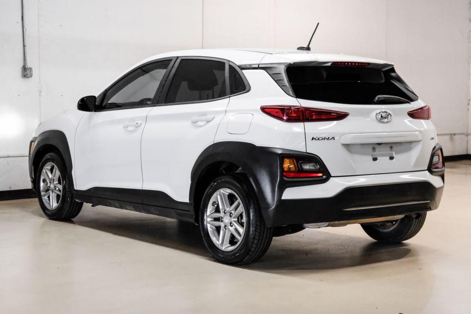 2019 White /Black Hyundai Kona SE (KM8K1CAA4KU) with an I4 engine, Automatic transmission, located at 15300 Midway Rd., Addison, TX, 75001, (972) 702-0011, 32.958321, -96.838074 - Photo#8