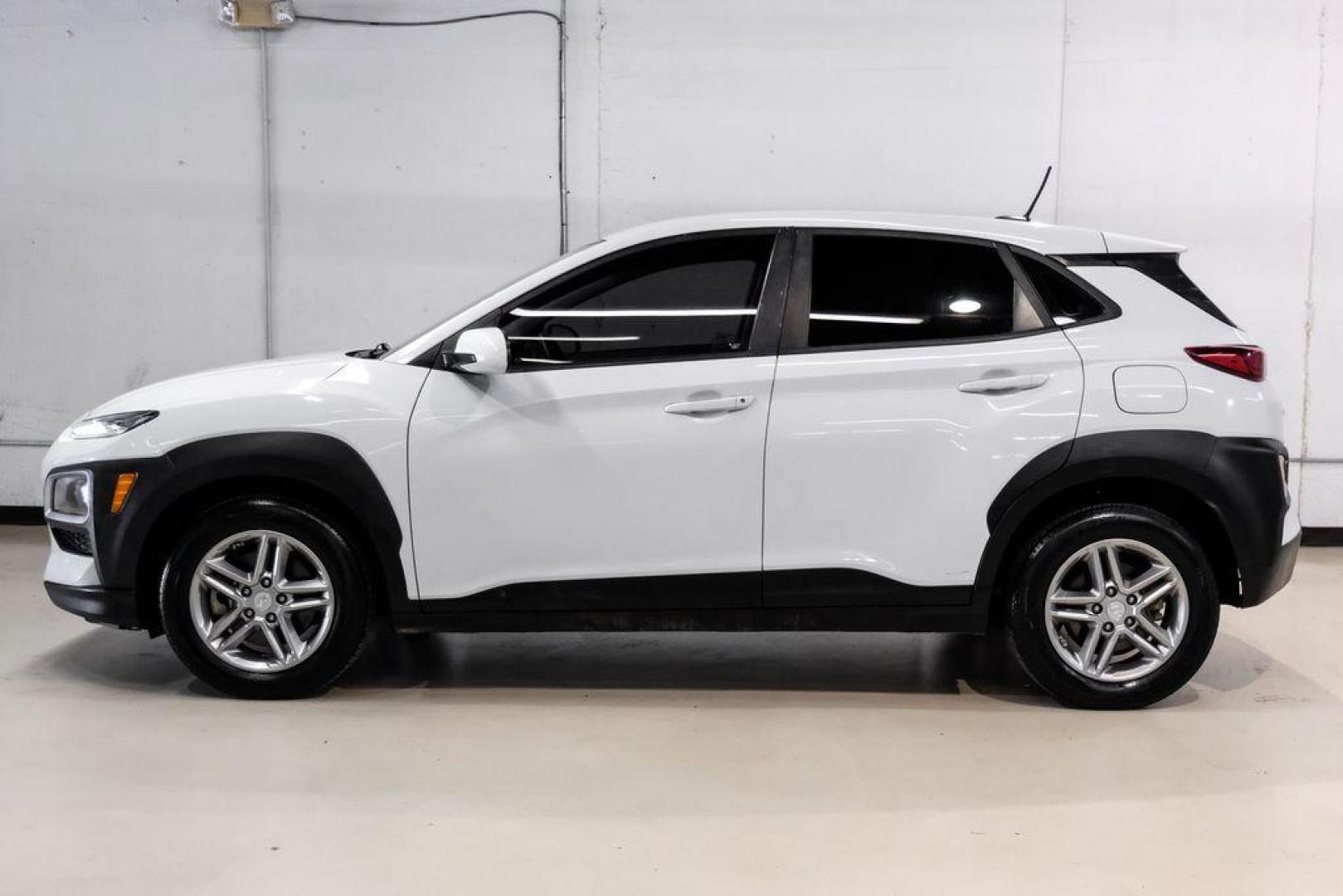 2019 White /Black Hyundai Kona SE (KM8K1CAA4KU) with an I4 engine, Automatic transmission, located at 15300 Midway Rd., Addison, TX, 75001, (972) 702-0011, 32.958321, -96.838074 - Photo#9