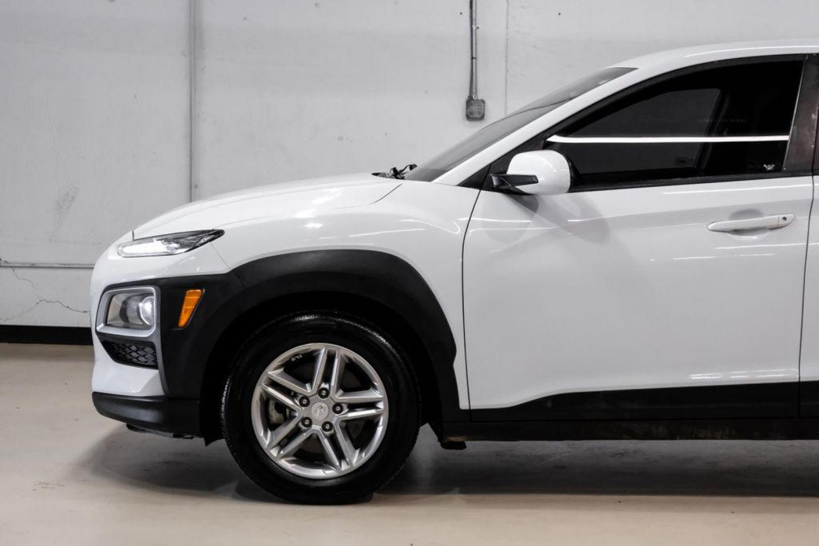 2019 White /Black Hyundai Kona SE (KM8K1CAA4KU) with an I4 engine, Automatic transmission, located at 15300 Midway Rd., Addison, TX, 75001, (972) 702-0011, 32.958321, -96.838074 - Photo#10