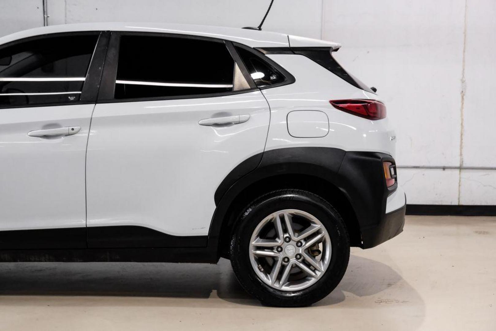 2019 White /Black Hyundai Kona SE (KM8K1CAA4KU) with an I4 engine, Automatic transmission, located at 15300 Midway Rd., Addison, TX, 75001, (972) 702-0011, 32.958321, -96.838074 - Photo#11
