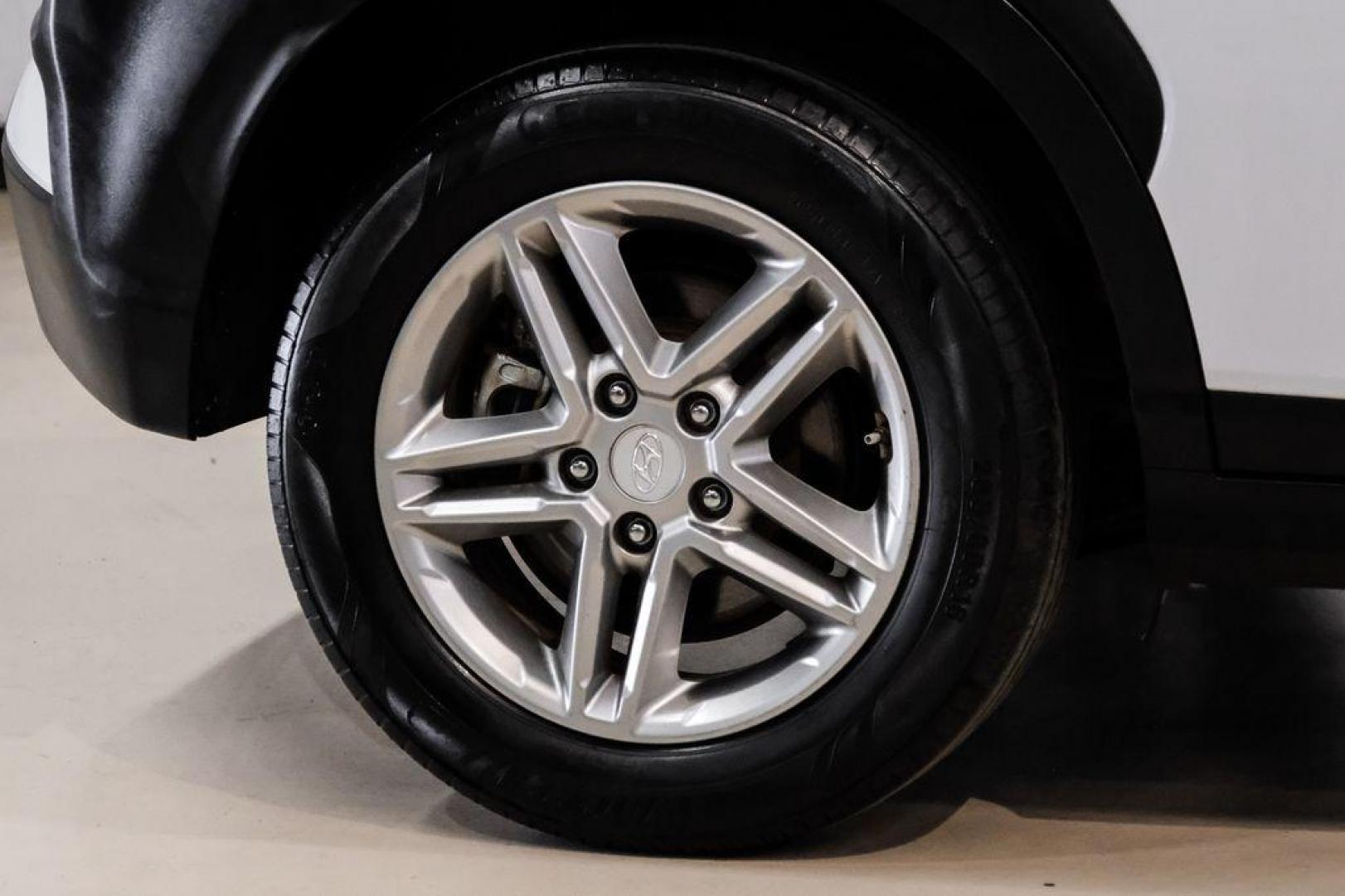 2019 White /Black Hyundai Kona SE (KM8K1CAA4KU) with an I4 engine, Automatic transmission, located at 15300 Midway Rd., Addison, TX, 75001, (972) 702-0011, 32.958321, -96.838074 - Photo#51