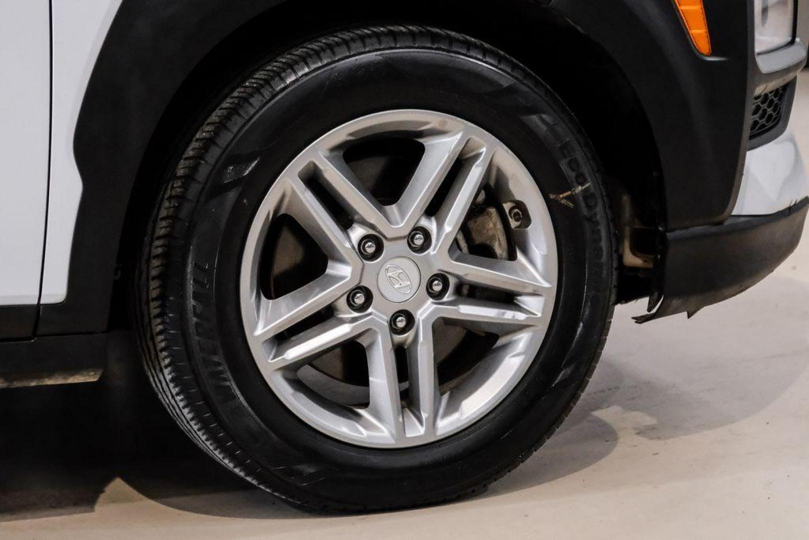 2019 White /Black Hyundai Kona SE (KM8K1CAA4KU) with an I4 engine, Automatic transmission, located at 15300 Midway Rd., Addison, TX, 75001, (972) 702-0011, 32.958321, -96.838074 - Photo#52