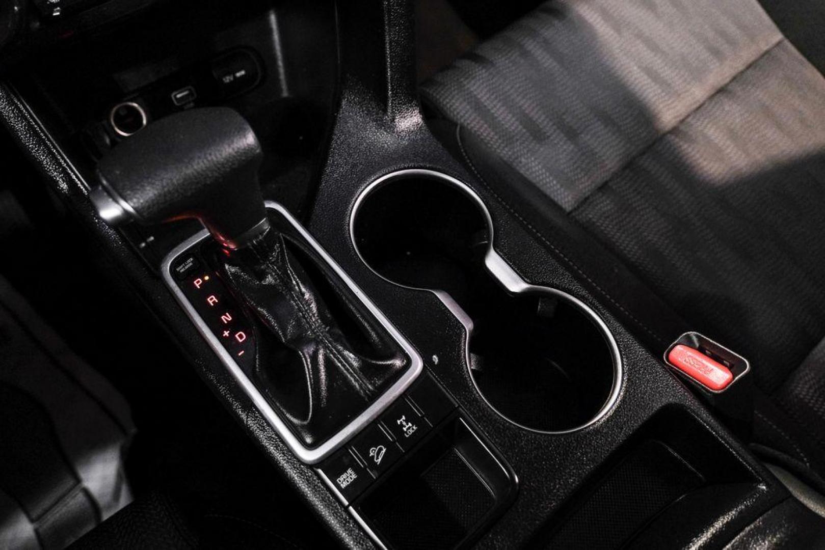 2020 Clear White /Black Kia Sportage LX (KNDPMCAC1L7) with an 2.4L I4 DGI DOHC 16V engine, Automatic transmission, located at 15300 Midway Rd., Addison, TX, 75001, (972) 702-0011, 32.958321, -96.838074 - Photo#25