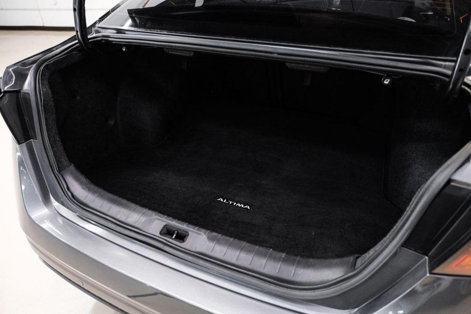 2022 Gun Metallic /Sport Nissan Altima 2.0 SR (1N4AL4CV0NN) with an 2.0L I4 PDI Turbocharged DOHC 16V LEV3-ULEV70 236hp engine, CVT transmission, located at 15300 Midway Rd., Addison, TX, 75001, (972) 702-0011, 32.958321, -96.838074 - Photo#52