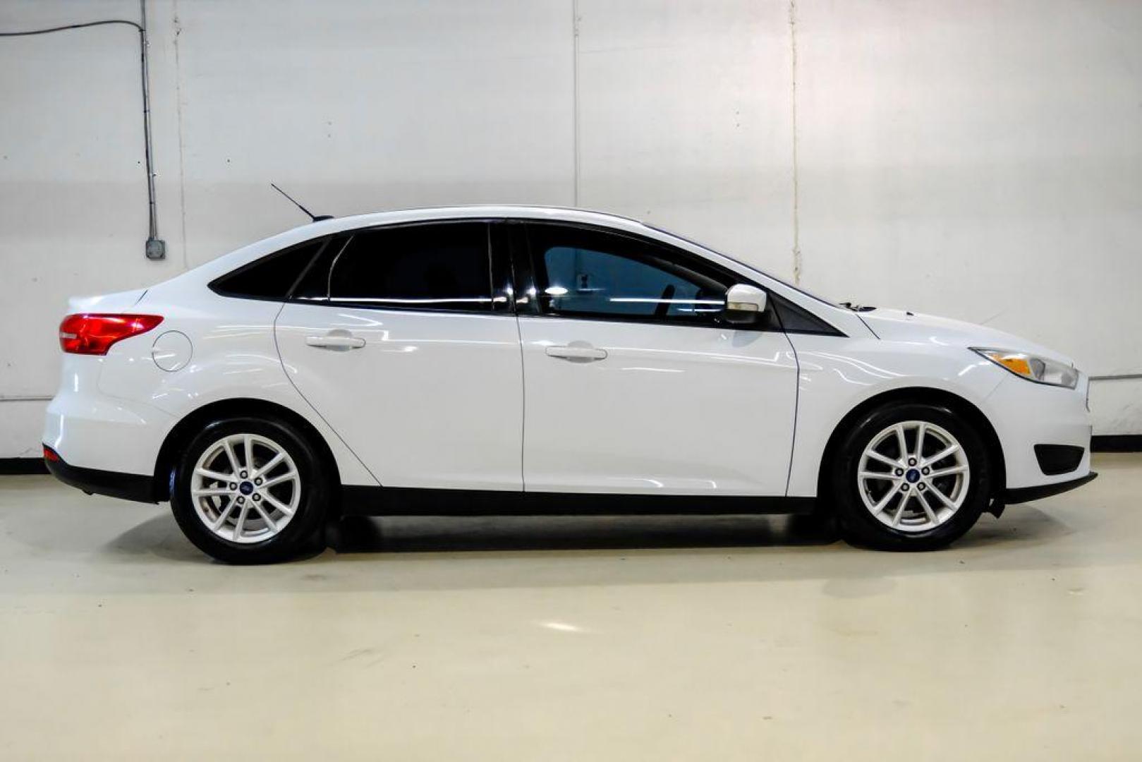 2017 Oxford White /Black Ford Focus SE (1FADP3F23HL) with an 2.0L 4-Cylinder DGI Flex Fuel Turbocharged DOHC engine, Automatic transmission, located at 15300 Midway Rd., Addison, TX, 75001, (972) 702-0011, 32.958321, -96.838074 - Photo#4