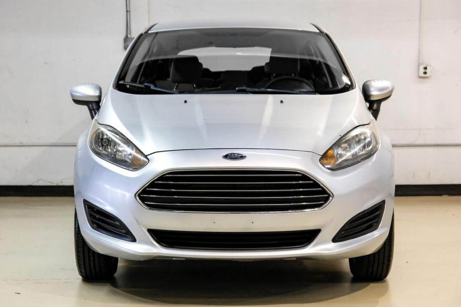 2019 Ingot Silver /Medium Light Stone Ford Fiesta SE (3FADP4EJ1KM) with an 1.6L I4 Ti-VCT engine, Automatic transmission, located at 15300 Midway Rd., Addison, TX, 75001, (972) 702-0011, 32.958321, -96.838074 - Photo#4