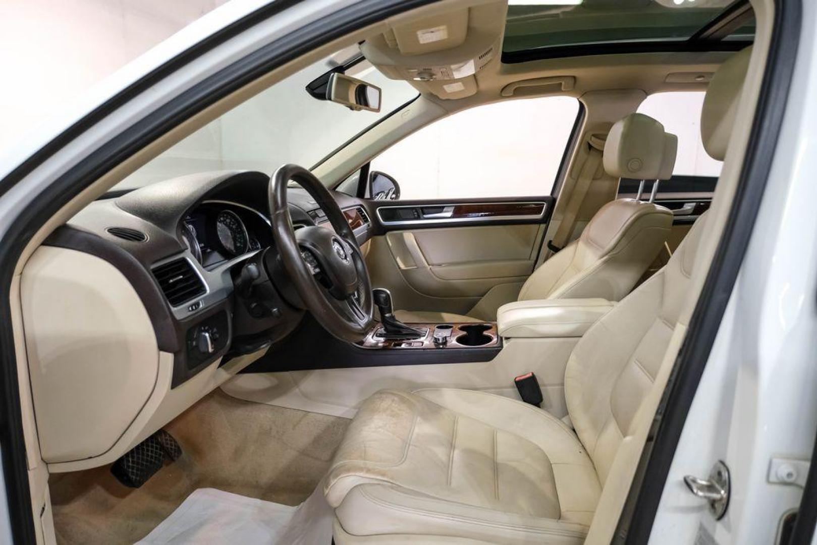 2014 Pure White /Cornsilk Beige Volkswagen Touareg 3.6L (WVGEF9BP5ED) with an 3.6L V6 DOHC engine, Automatic transmission, located at 15300 Midway Rd., Addison, TX, 75001, (972) 702-0011, 32.958321, -96.838074 - Photo#3