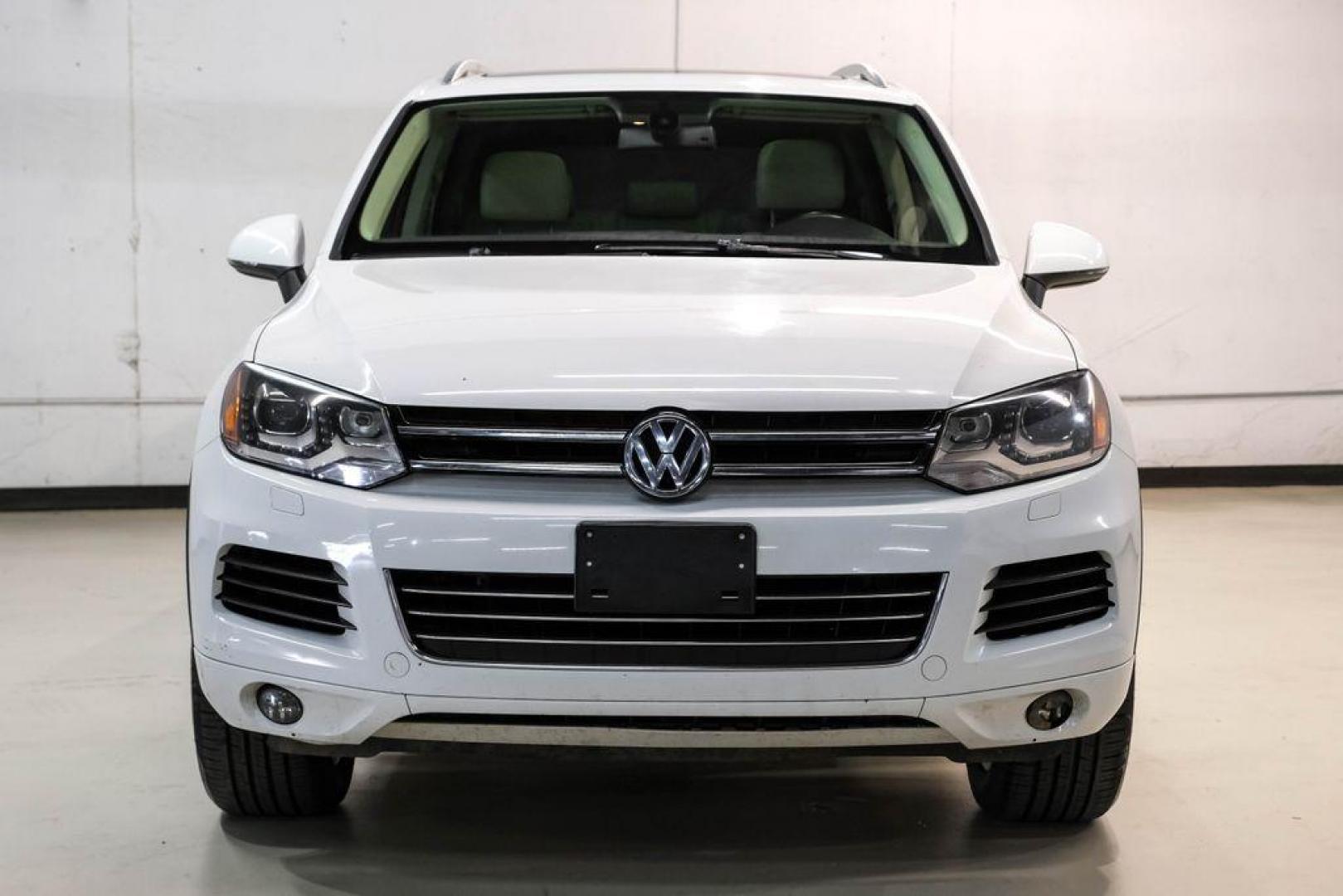 2014 Pure White /Cornsilk Beige Volkswagen Touareg 3.6L (WVGEF9BP5ED) with an 3.6L V6 DOHC engine, Automatic transmission, located at 15300 Midway Rd., Addison, TX, 75001, (972) 702-0011, 32.958321, -96.838074 - Photo#5
