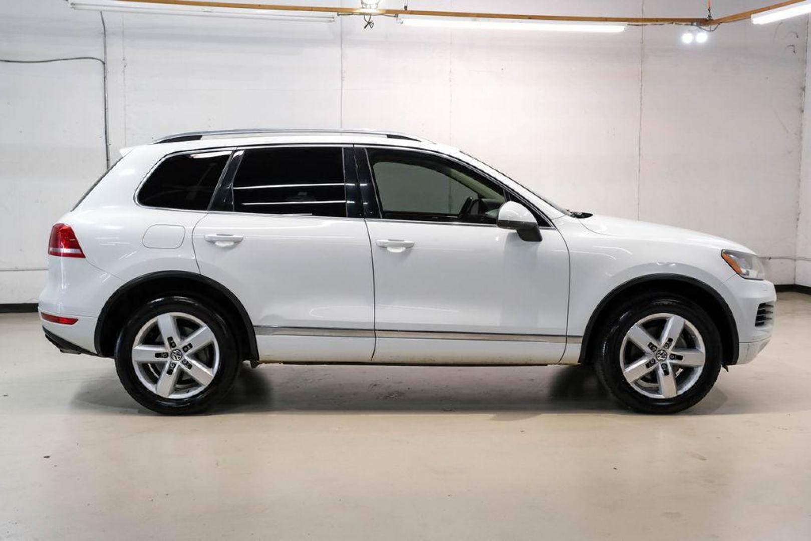 2014 Pure White /Cornsilk Beige Volkswagen Touareg 3.6L (WVGEF9BP5ED) with an 3.6L V6 DOHC engine, Automatic transmission, located at 15300 Midway Rd., Addison, TX, 75001, (972) 702-0011, 32.958321, -96.838074 - Photo#7