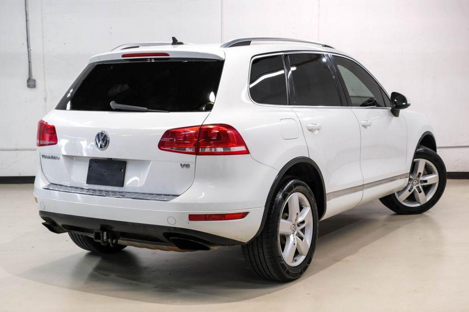 2014 Pure White /Cornsilk Beige Volkswagen Touareg 3.6L (WVGEF9BP5ED) with an 3.6L V6 DOHC engine, Automatic transmission, located at 15300 Midway Rd., Addison, TX, 75001, (972) 702-0011, 32.958321, -96.838074 - Photo#8