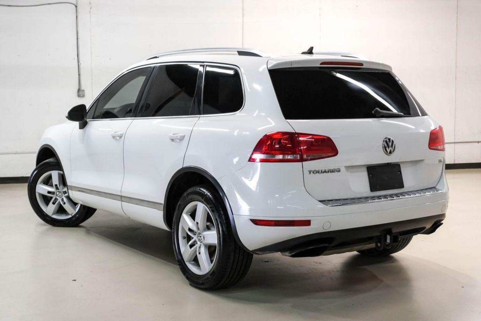 2014 Pure White /Cornsilk Beige Volkswagen Touareg 3.6L (WVGEF9BP5ED) with an 3.6L V6 DOHC engine, Automatic transmission, located at 15300 Midway Rd., Addison, TX, 75001, (972) 702-0011, 32.958321, -96.838074 - Photo#10