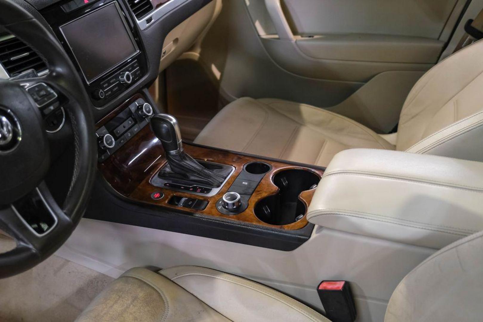 2014 Pure White /Cornsilk Beige Volkswagen Touareg 3.6L (WVGEF9BP5ED) with an 3.6L V6 DOHC engine, Automatic transmission, located at 15300 Midway Rd., Addison, TX, 75001, (972) 702-0011, 32.958321, -96.838074 - Photo#24