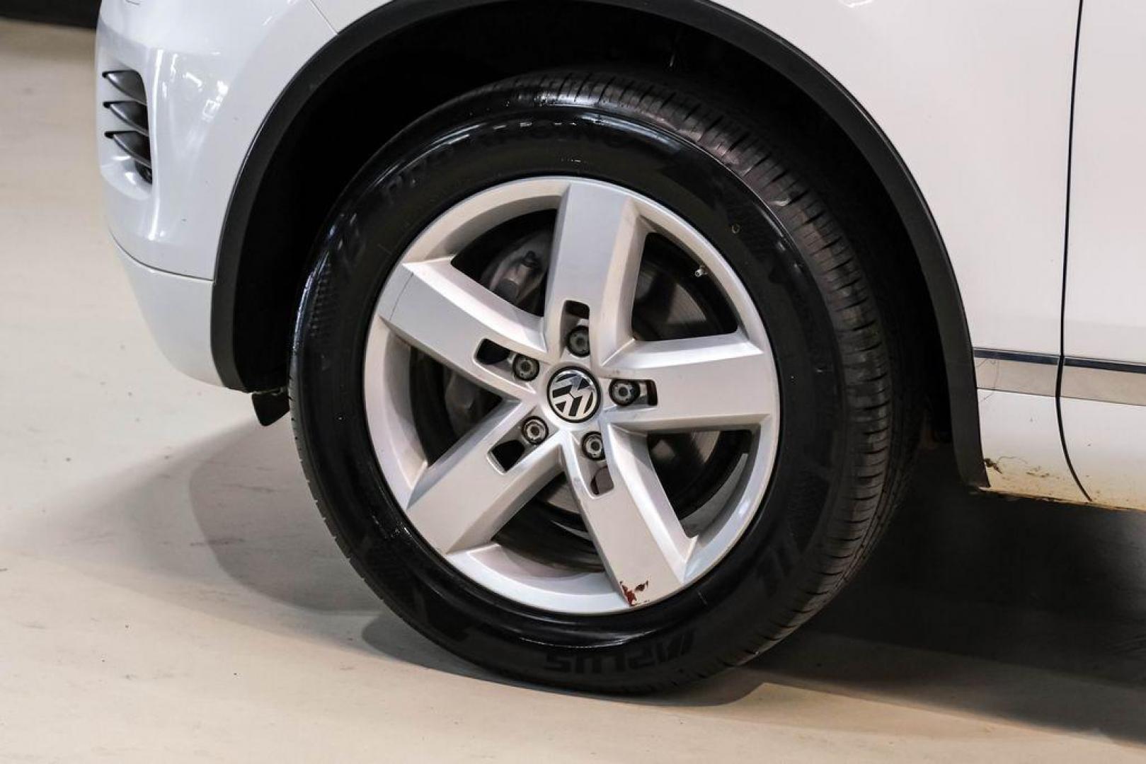 2014 Pure White /Cornsilk Beige Volkswagen Touareg 3.6L (WVGEF9BP5ED) with an 3.6L V6 DOHC engine, Automatic transmission, located at 15300 Midway Rd., Addison, TX, 75001, (972) 702-0011, 32.958321, -96.838074 - Photo#53