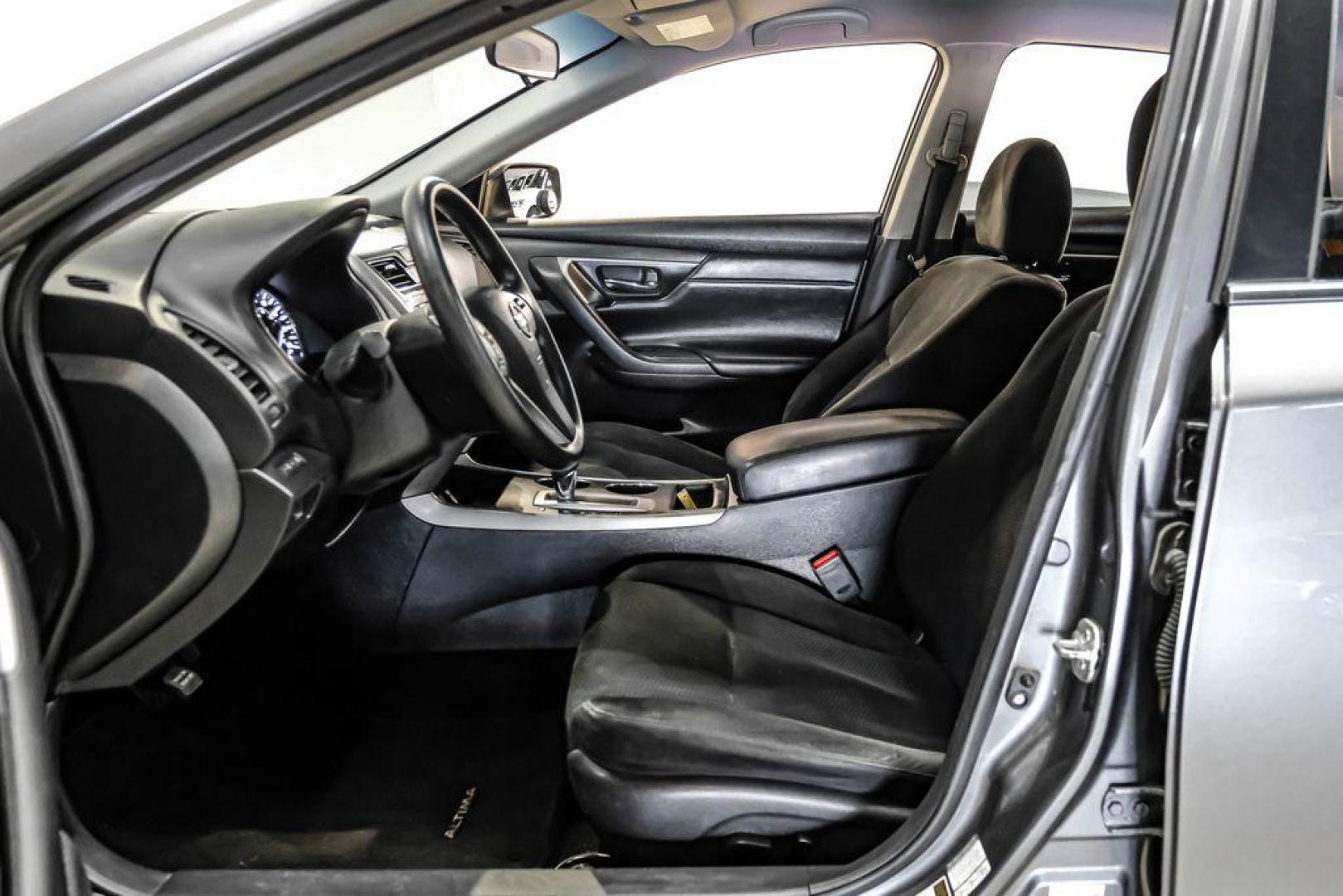 2015 Gun Metallic /Charcoal Nissan Altima 2.5 S (1N4AL3AP4FN) with an 2.5L I4 DOHC 16V engine, CVT transmission, located at 15300 Midway Rd., Addison, TX, 75001, (972) 702-0011, 32.958321, -96.838074 - Photo#3
