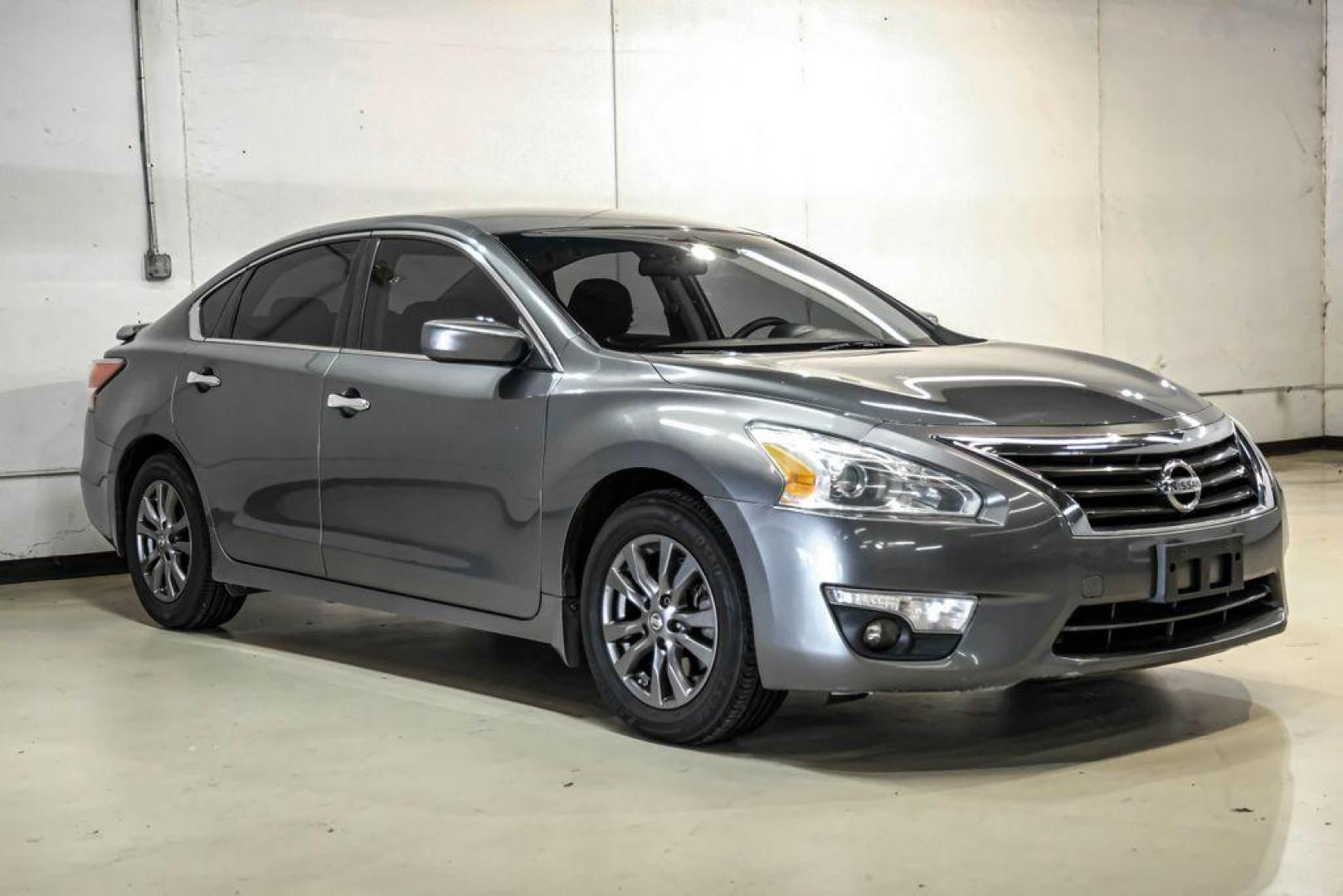 2015 Gun Metallic /Charcoal Nissan Altima 2.5 S (1N4AL3AP4FN) with an 2.5L I4 DOHC 16V engine, CVT transmission, located at 15300 Midway Rd., Addison, TX, 75001, (972) 702-0011, 32.958321, -96.838074 - Photo#5