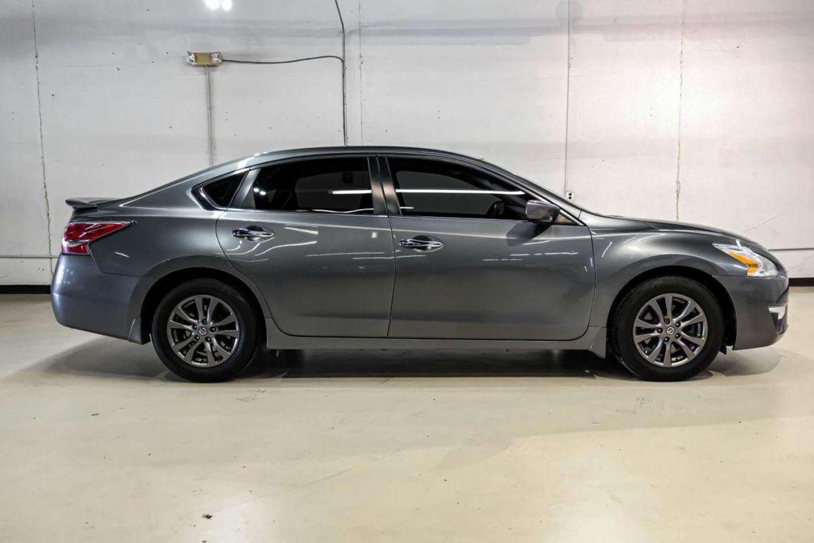 2015 Gun Metallic /Charcoal Nissan Altima 2.5 S (1N4AL3AP4FN) with an 2.5L I4 DOHC 16V engine, CVT transmission, located at 15300 Midway Rd., Addison, TX, 75001, (972) 702-0011, 32.958321, -96.838074 - Photo#6