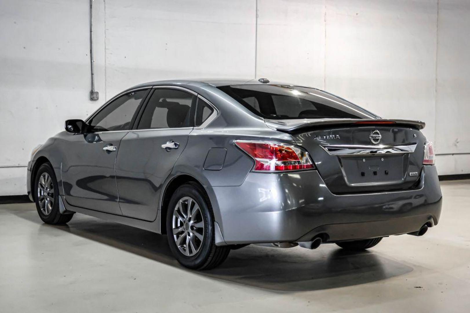 2015 Gun Metallic /Charcoal Nissan Altima 2.5 S (1N4AL3AP4FN) with an 2.5L I4 DOHC 16V engine, CVT transmission, located at 15300 Midway Rd., Addison, TX, 75001, (972) 702-0011, 32.958321, -96.838074 - Photo#9