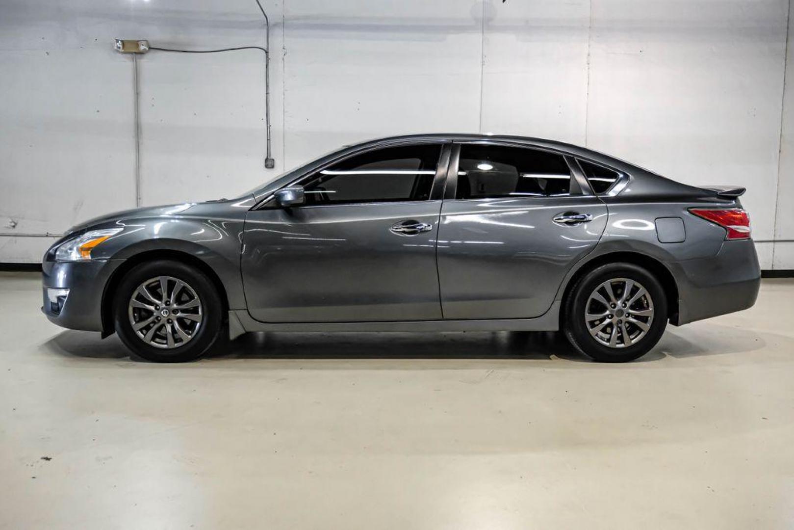 2015 Gun Metallic /Charcoal Nissan Altima 2.5 S (1N4AL3AP4FN) with an 2.5L I4 DOHC 16V engine, CVT transmission, located at 15300 Midway Rd., Addison, TX, 75001, (972) 702-0011, 32.958321, -96.838074 - Photo#10