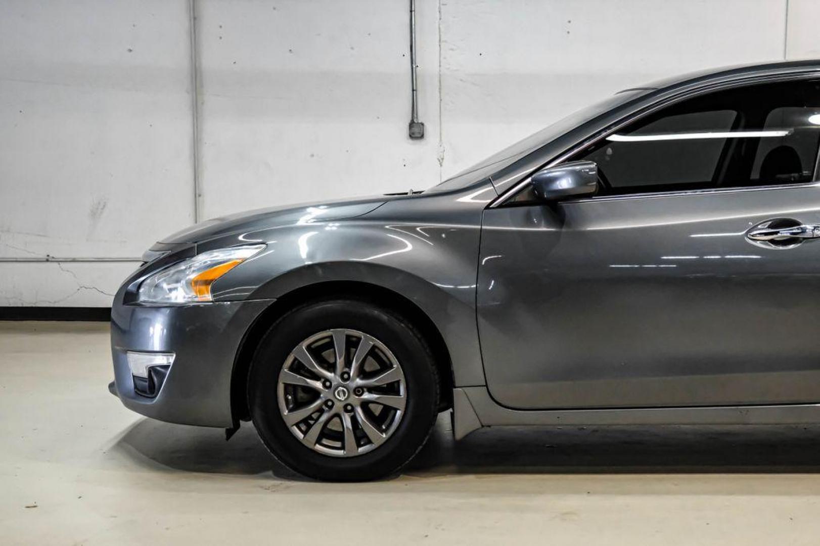 2015 Gun Metallic /Charcoal Nissan Altima 2.5 S (1N4AL3AP4FN) with an 2.5L I4 DOHC 16V engine, CVT transmission, located at 15300 Midway Rd., Addison, TX, 75001, (972) 702-0011, 32.958321, -96.838074 - Photo#11