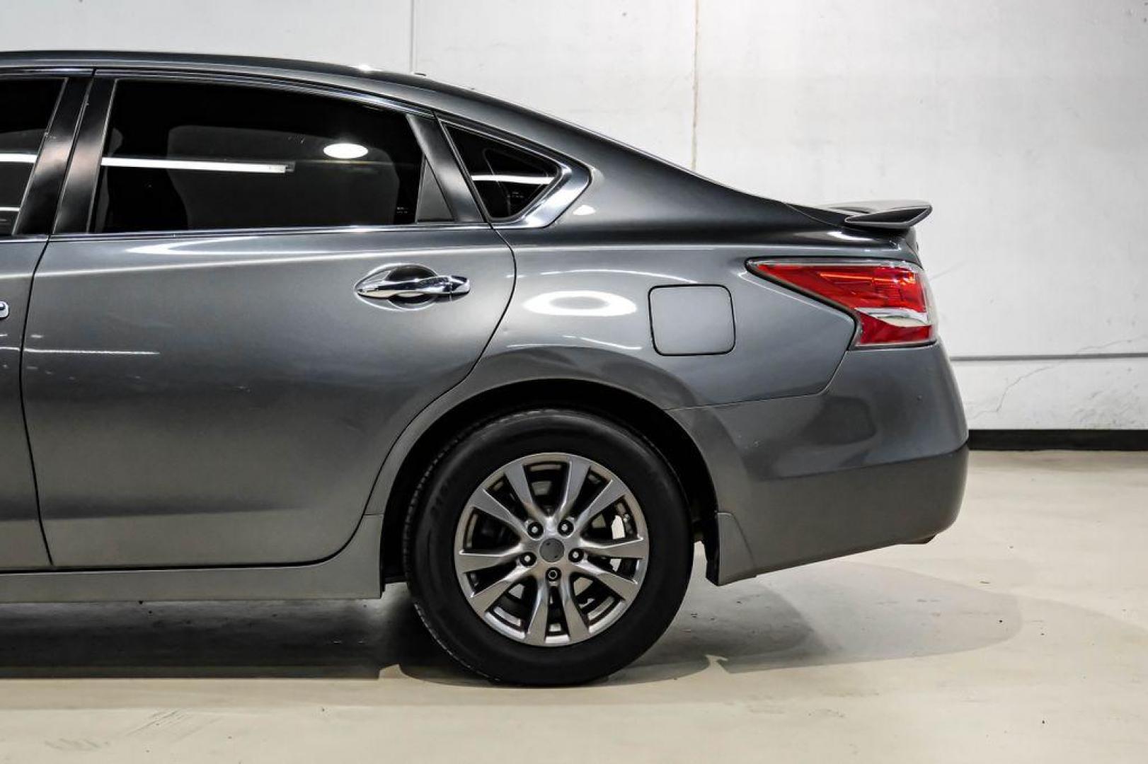 2015 Gun Metallic /Charcoal Nissan Altima 2.5 S (1N4AL3AP4FN) with an 2.5L I4 DOHC 16V engine, CVT transmission, located at 15300 Midway Rd., Addison, TX, 75001, (972) 702-0011, 32.958321, -96.838074 - Photo#12