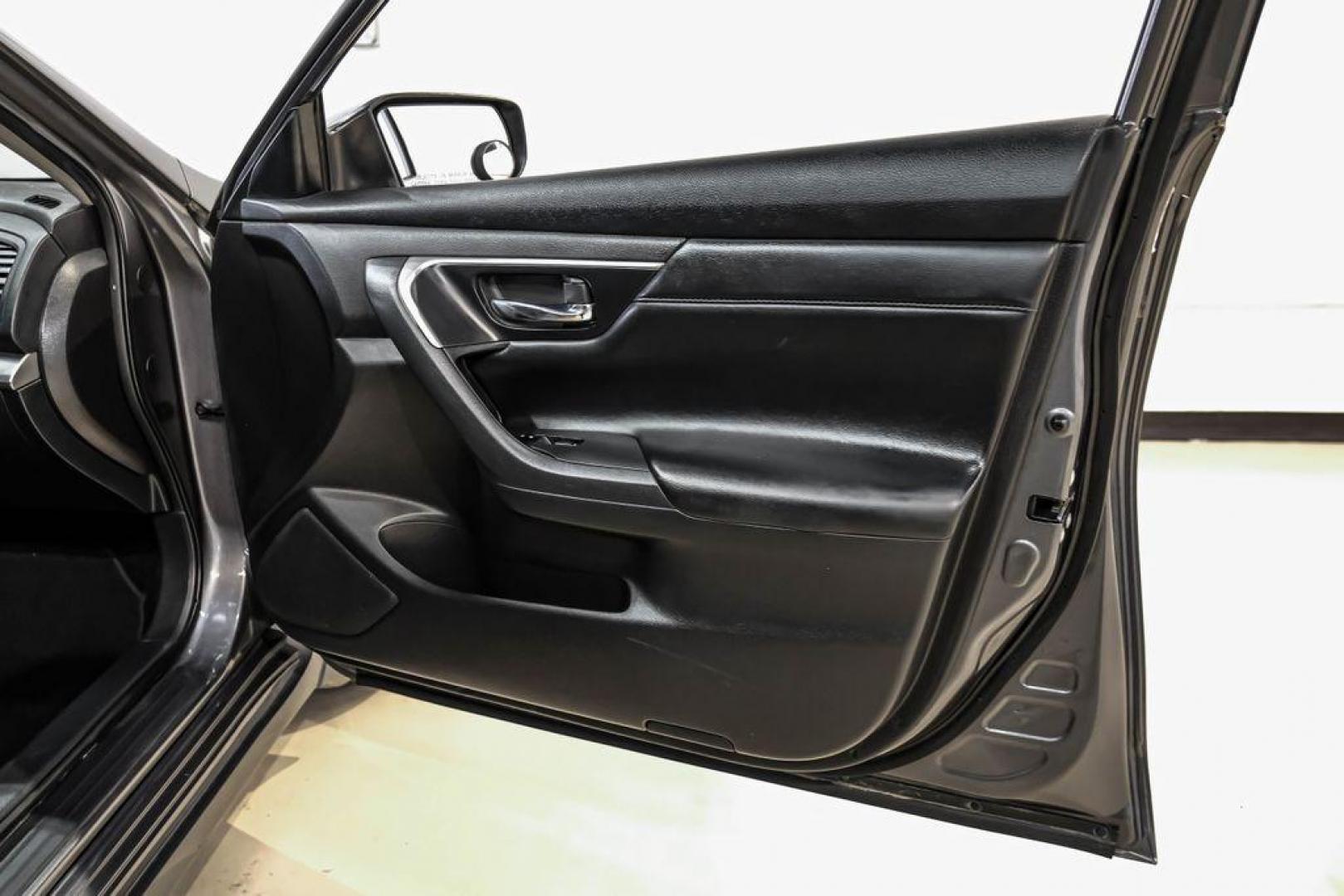 2015 Gun Metallic /Charcoal Nissan Altima 2.5 S (1N4AL3AP4FN) with an 2.5L I4 DOHC 16V engine, CVT transmission, located at 15300 Midway Rd., Addison, TX, 75001, (972) 702-0011, 32.958321, -96.838074 - Photo#42