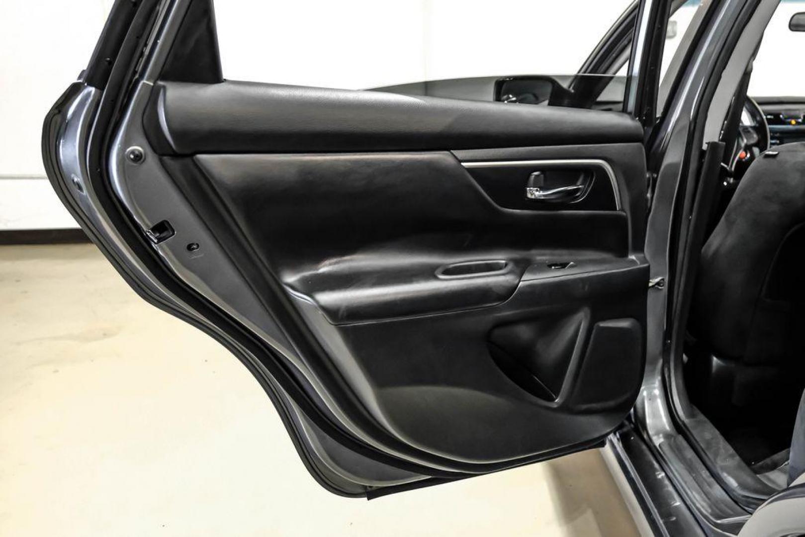 2015 Gun Metallic /Charcoal Nissan Altima 2.5 S (1N4AL3AP4FN) with an 2.5L I4 DOHC 16V engine, CVT transmission, located at 15300 Midway Rd., Addison, TX, 75001, (972) 702-0011, 32.958321, -96.838074 - Photo#43